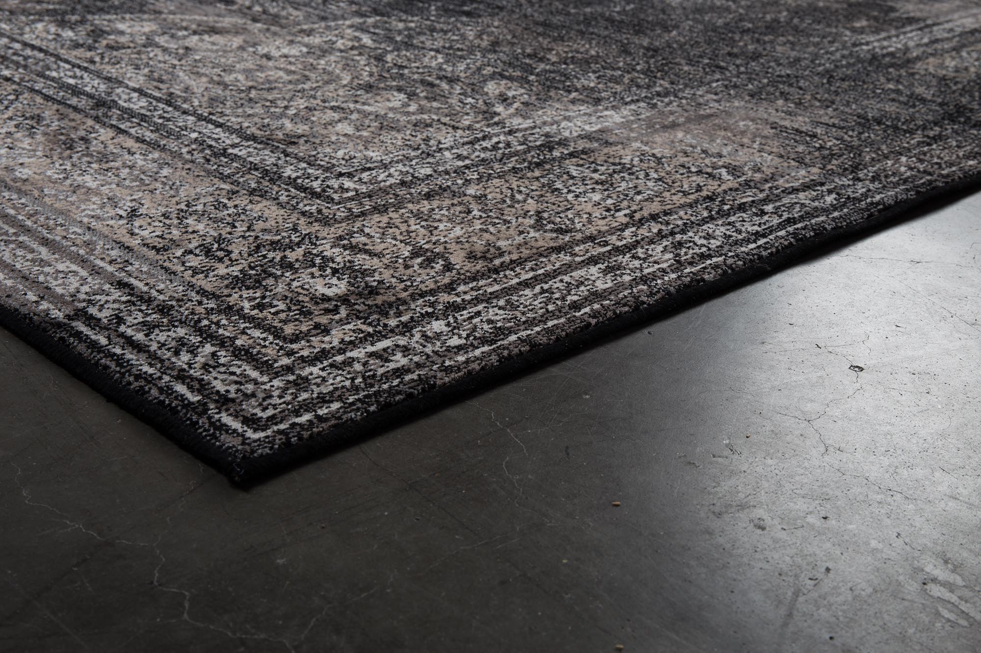 Der Dutchbone Rugged Teppich vereint Vintage-Charme mit Qualität, ideal für elegante und gemütliche Wohnräume.