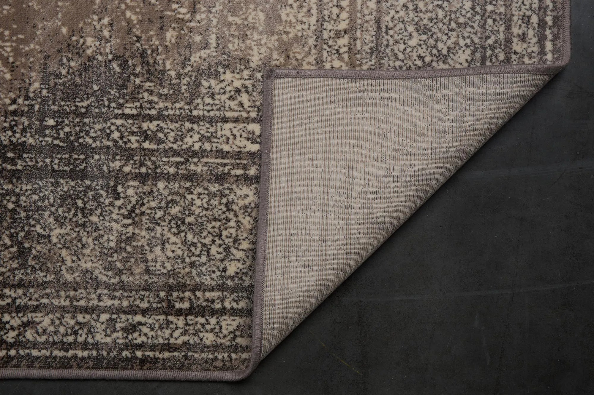 Teppich Rugged in Hell präsentiert im Onlineshop von KAQTU Design AG. Teppich ist von Dutchbone