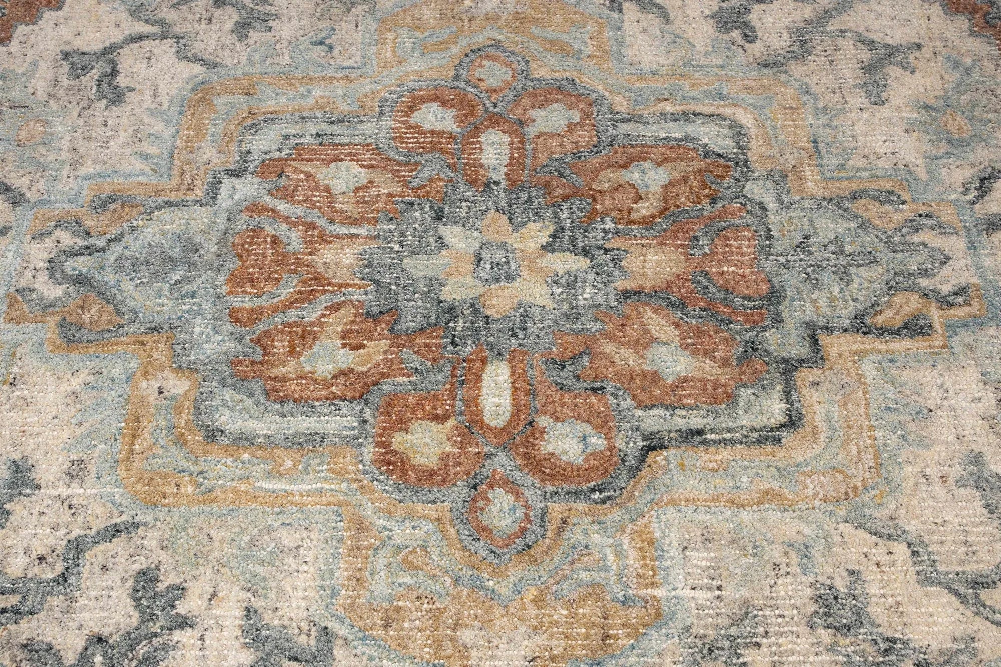 Teppich Amori: Elegantes florales Muster, sanfte Farben, hochwertig und komfortabel, in vielen Größen und Farben erhältlich.