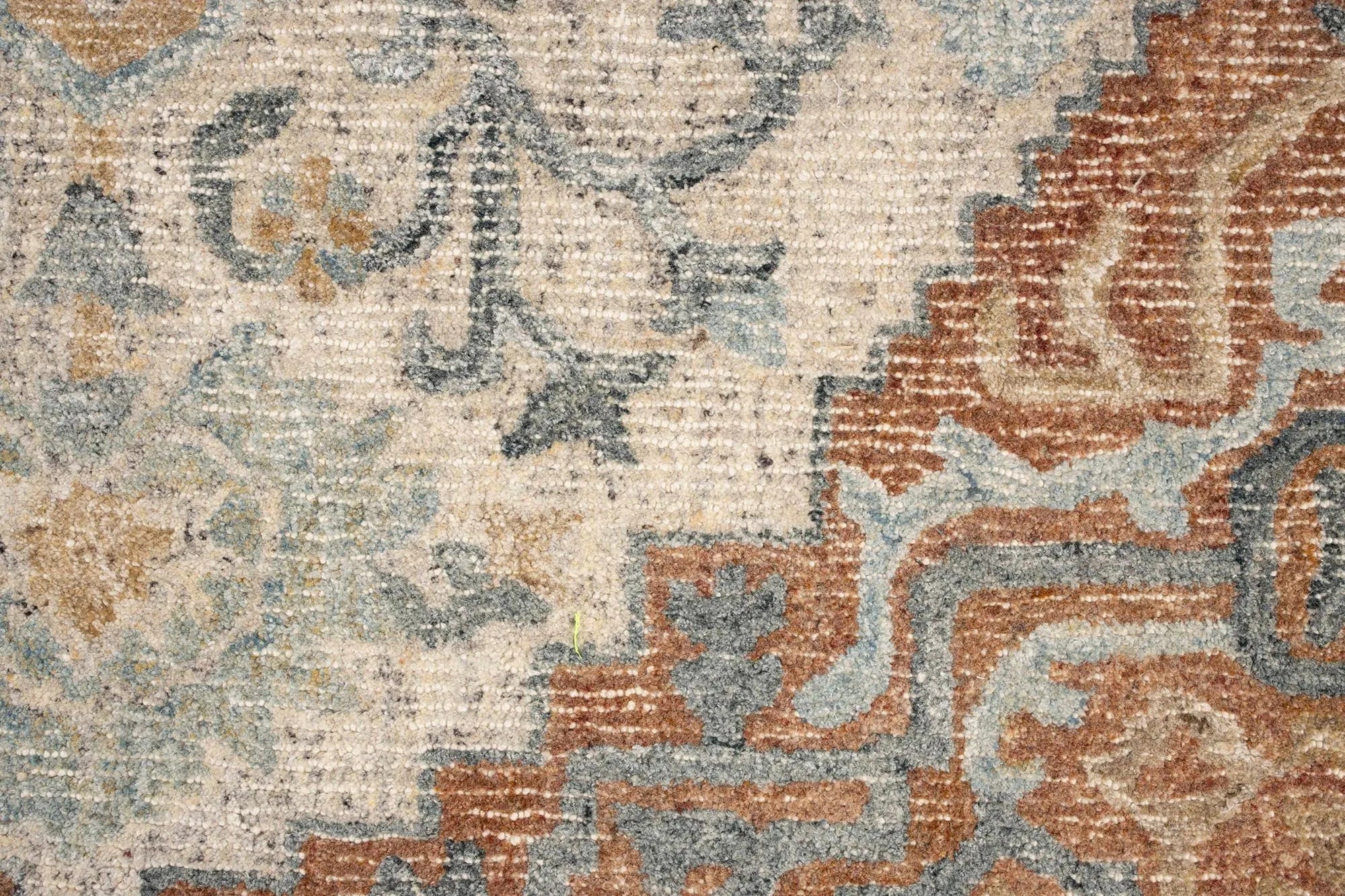 Teppich Amori: Charmantes Design mit floralen Mustern, sanfte Töne, hochwertig, in diversen Größen und Farben verfügbar.