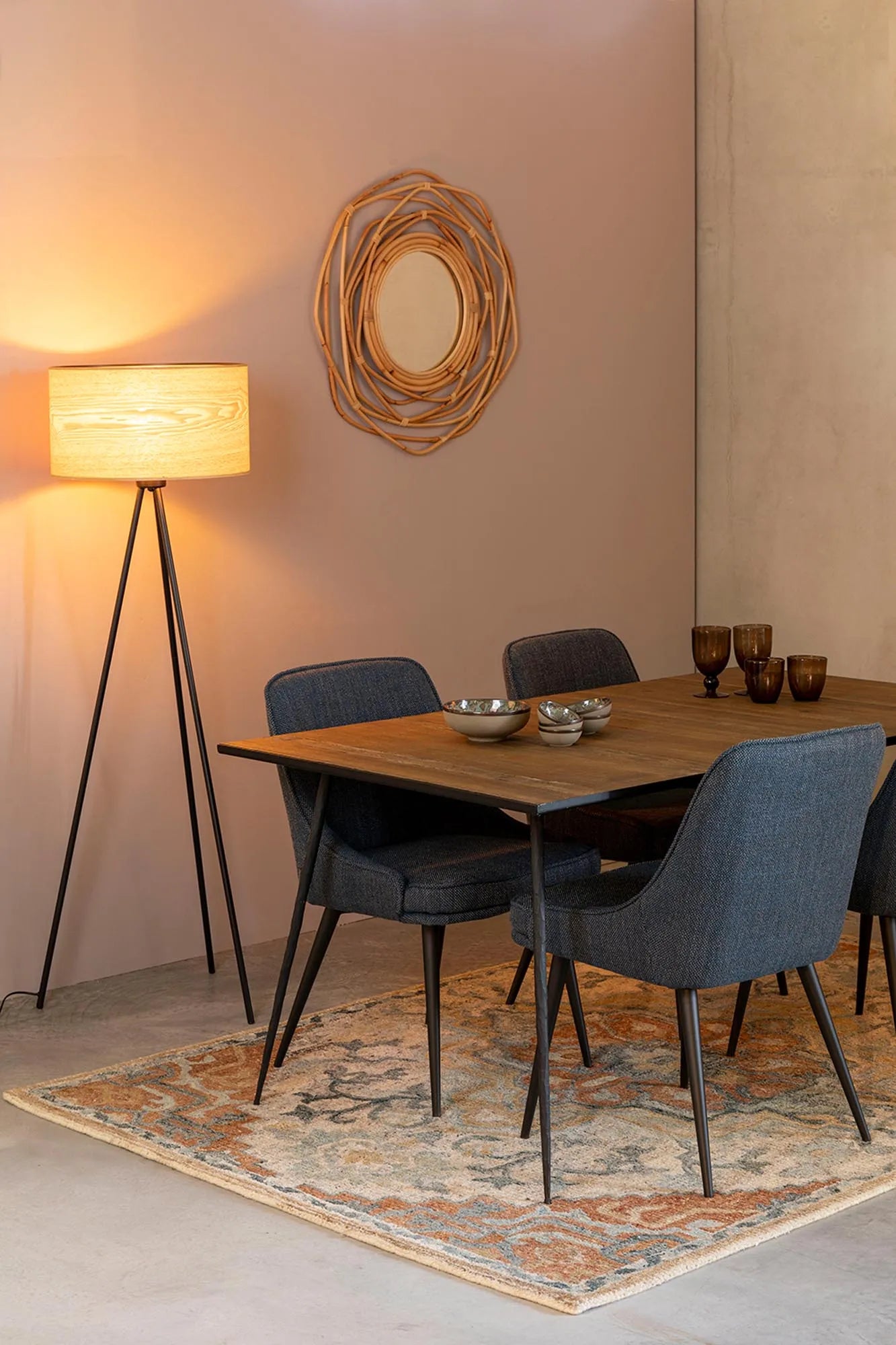 Dutchbone Kubu Spiegel: Elegante Handwerkskunst für Ihr Interieur.