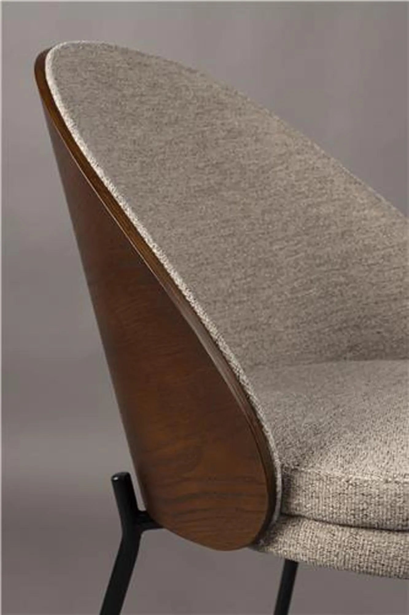 Eleganter Dutchbone Rodin Stuhl mit stilvollem Samtbezug.