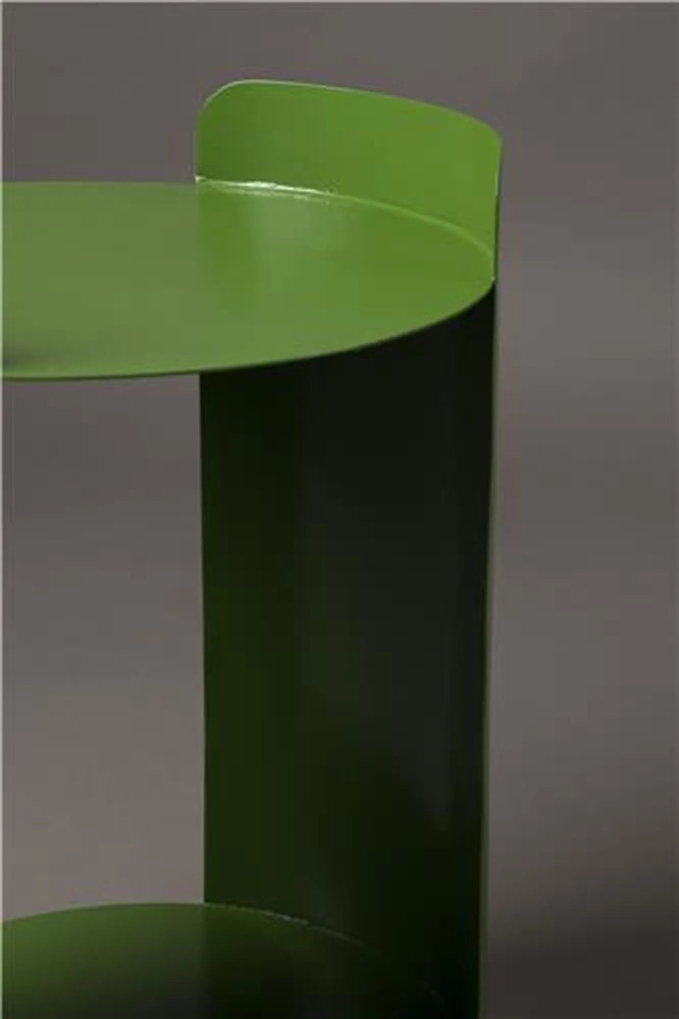 Navagio Beistelltisch von Dutchbone: Retro-Design trifft Funktionalität.