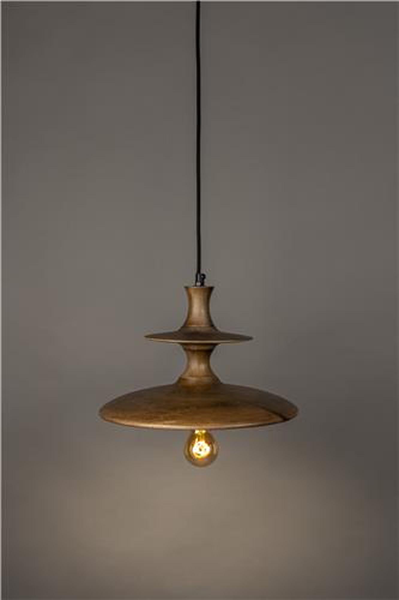 Entdecken Sie die Pendelleuchte Cath S von Dutchbone – ein stilvolles Lichtobjekt, das Eleganz und modernes Design in jeden Raum bringt.