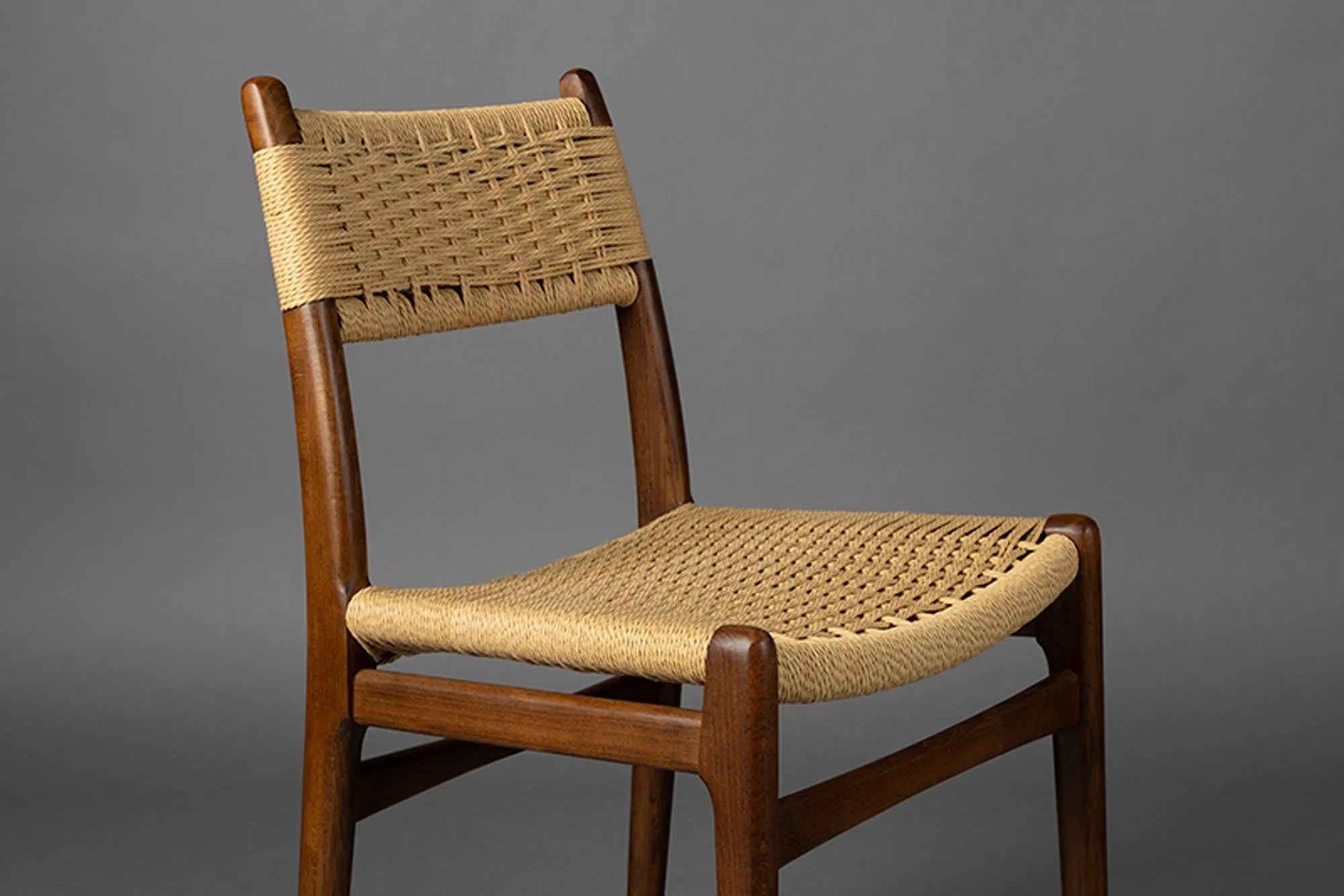 Dutchbone Stuhl Cecile: Retro-Charme trifft auf modernen Komfort.