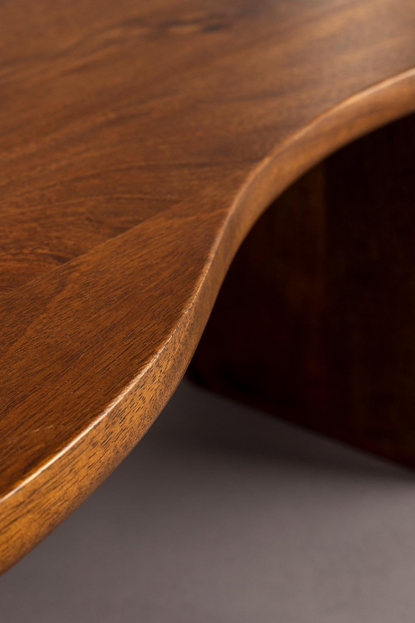 Eleganter Tilon Tisch: Mangoholz trifft auf modernes Design.