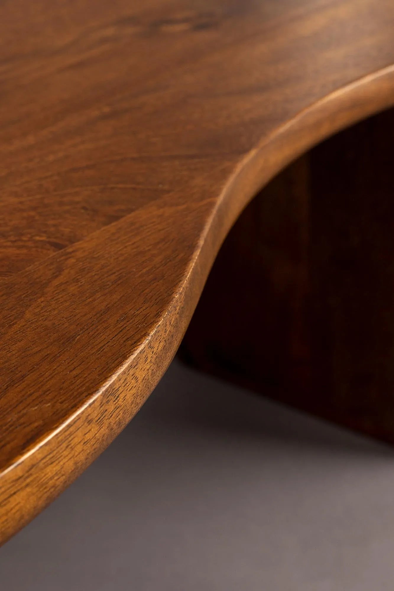 Eleganter Tilon Tisch: Mangoholz trifft auf modernes Design.