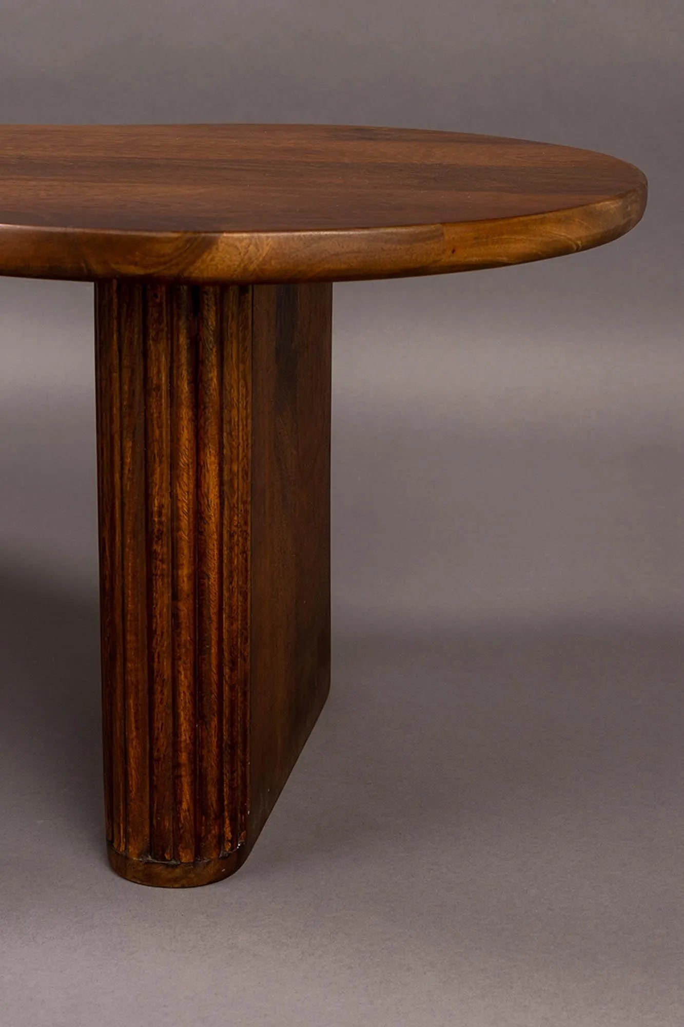 Eleganter Tilon Tisch: Mangoholz trifft auf modernes Design von Dutchbone.