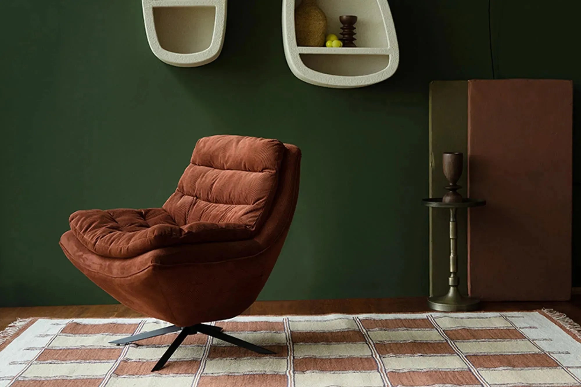 Eleganter Beistelltisch Vinod: Robustes Aluminium, edles Messingfinish, vielseitig, pflegeleicht, stilvolles Design.
