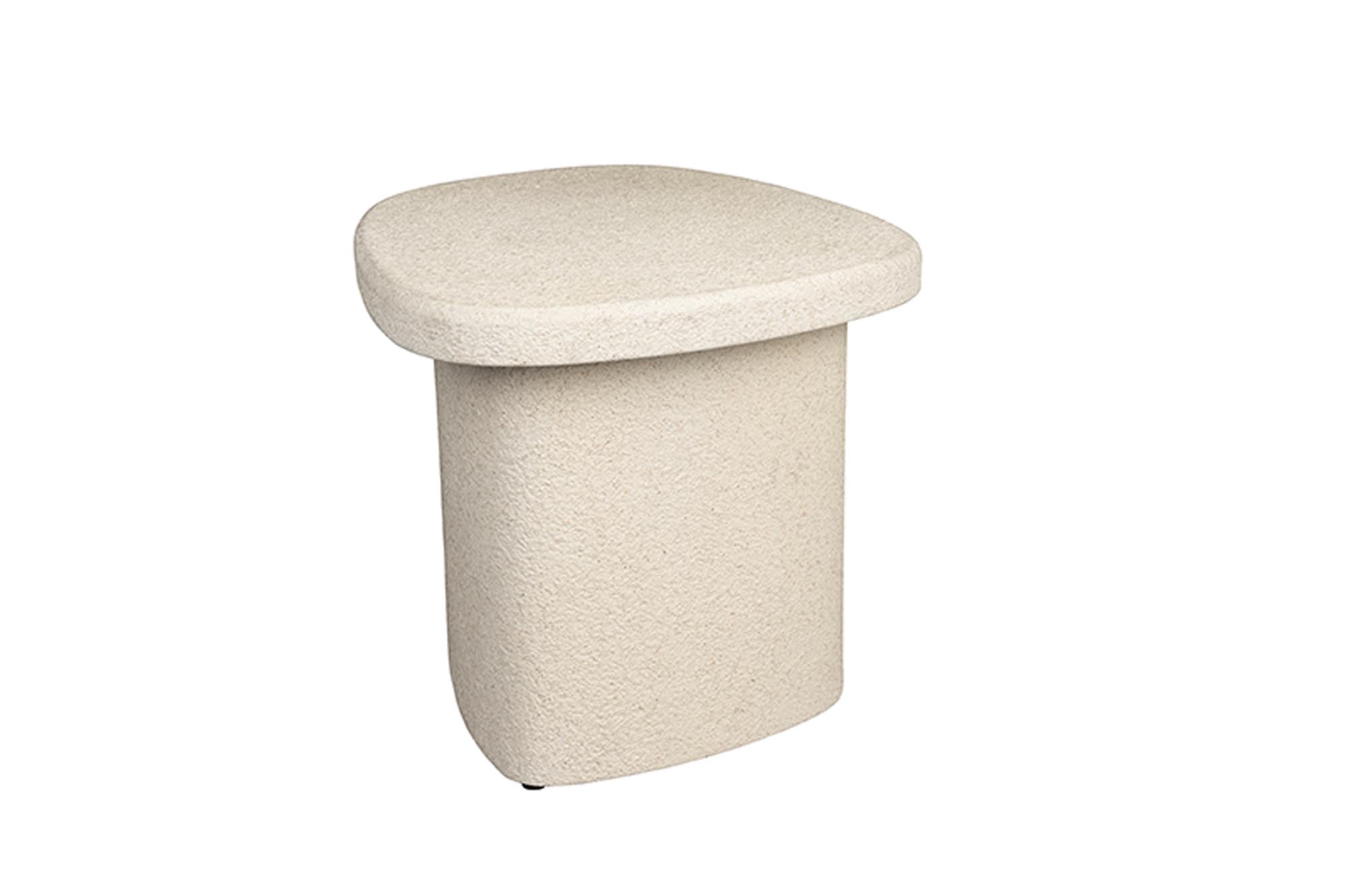 Entdecke den Veda High Beistelltisch von Dutchbone – ein elegantes Möbelstück mit recyceltem Marmor und stabiler MDF-Basis, perfekt für dein Zuhause.