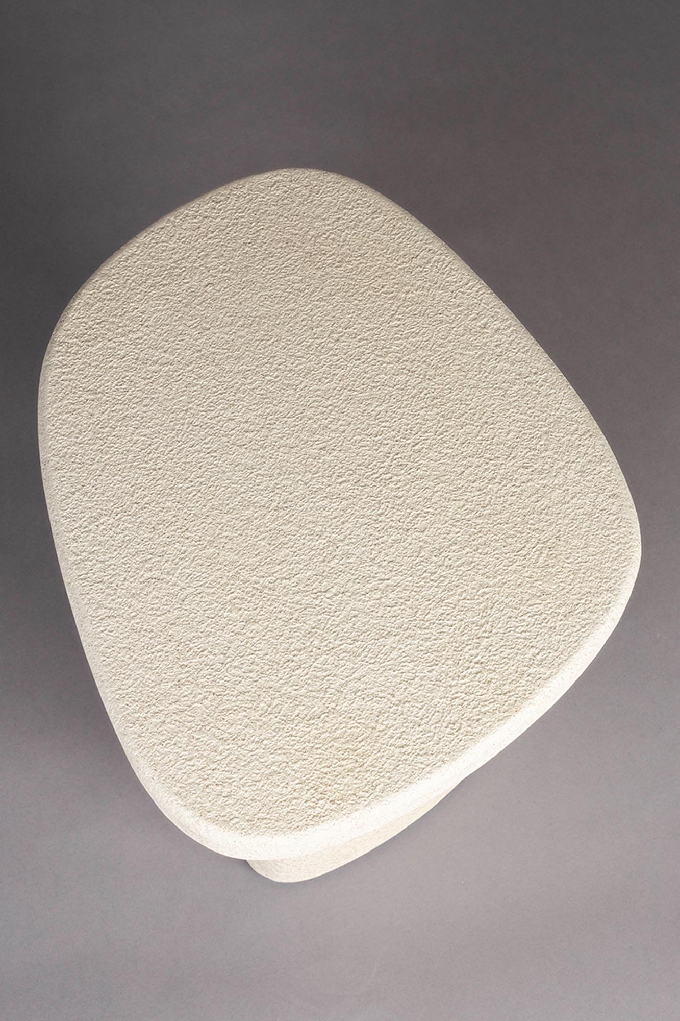 Moderner Beistelltisch Veda High: Recycelter Marmortisch auf stabilem MDF-Sperrholz, ideal für Wohnzimmer. Grösse: 56x45x41cm.