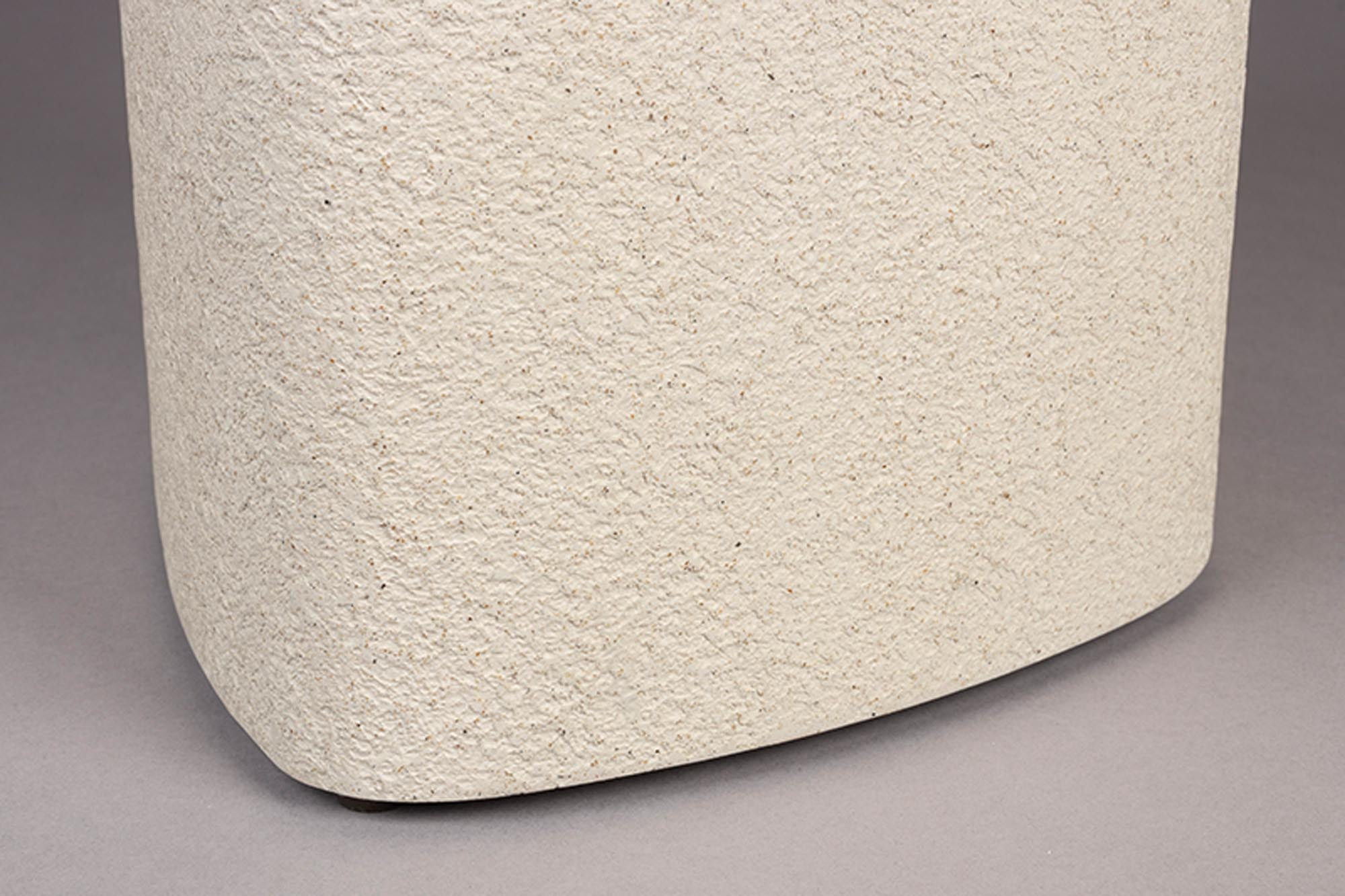 Entdecke den stilvollen Beistelltisch Veda High von Dutchbone: Eleganter Tisch mit recycelter Marmorplatte und stabiler MDF-Basis, perfekt für jedes Zuhause.
