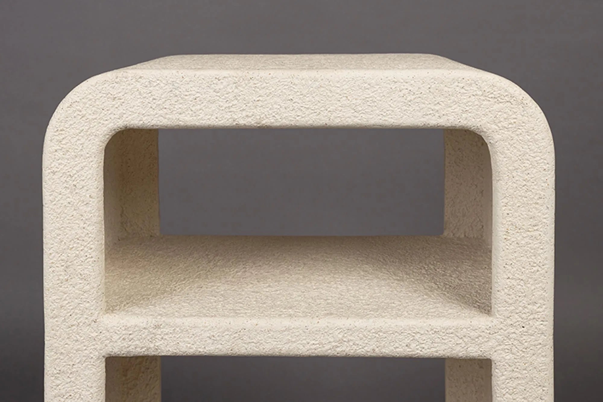Eleganter Beistelltisch Bed Veda: Dutchbone-Design mit Marmorakzent.