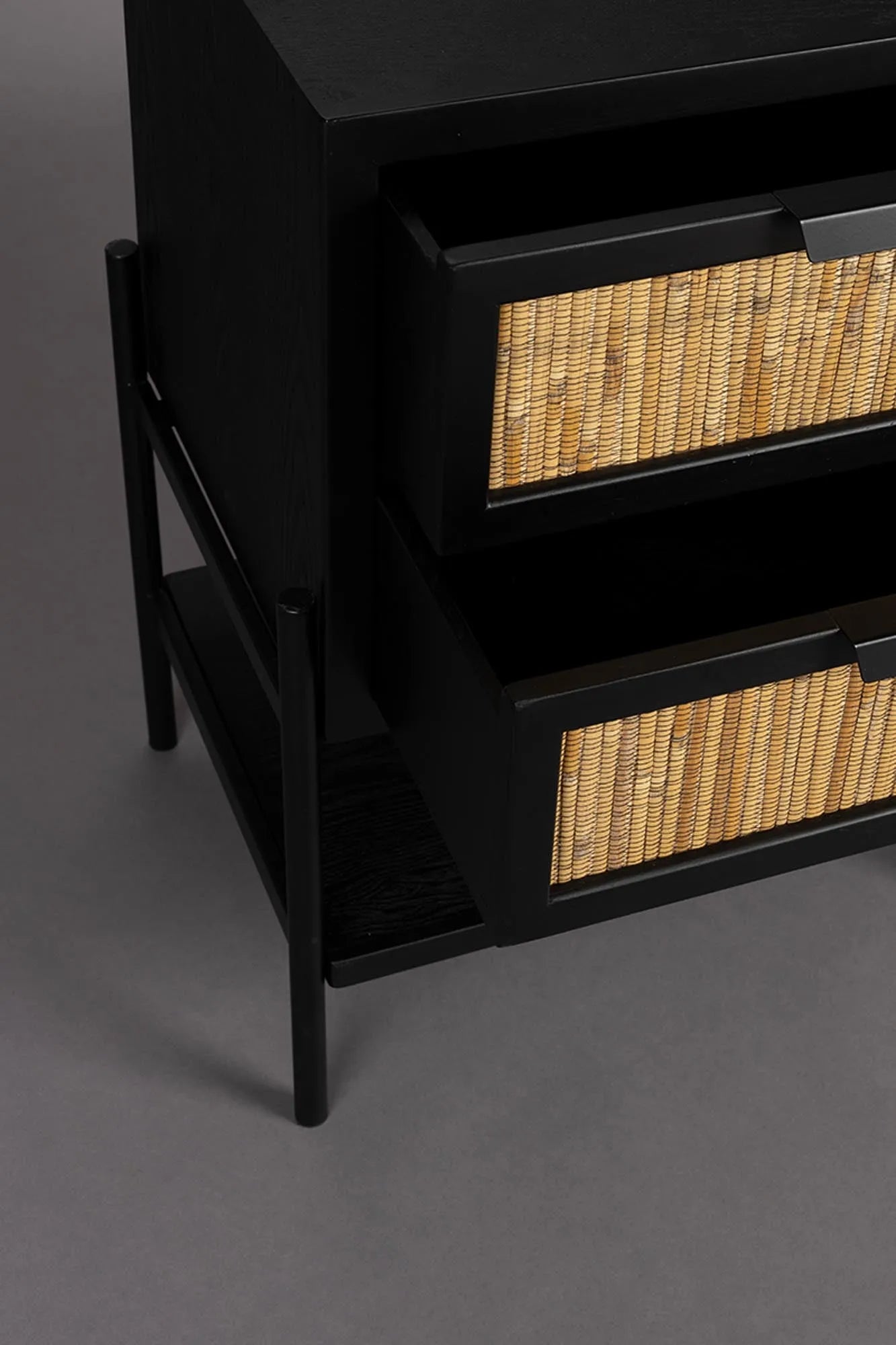 Eleganter Yasu Beistelltisch von Dutchbone: Rattan trifft modernes Design.