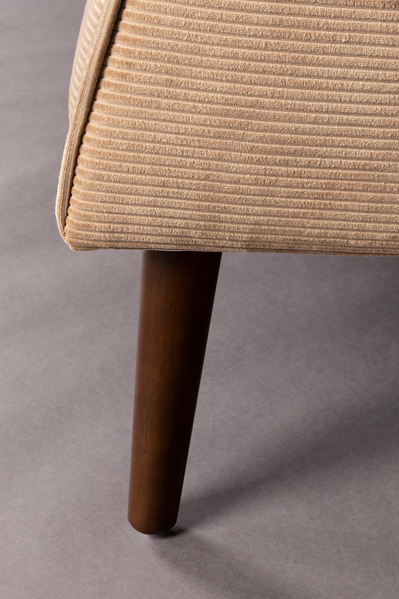 Das Sofa Preston von Dutchbone: Modernes Design trifft auf zeitlosen Komfort. Beige Cordstoff, elegante Gummiholzbeine, vielseitig einsetzbar.