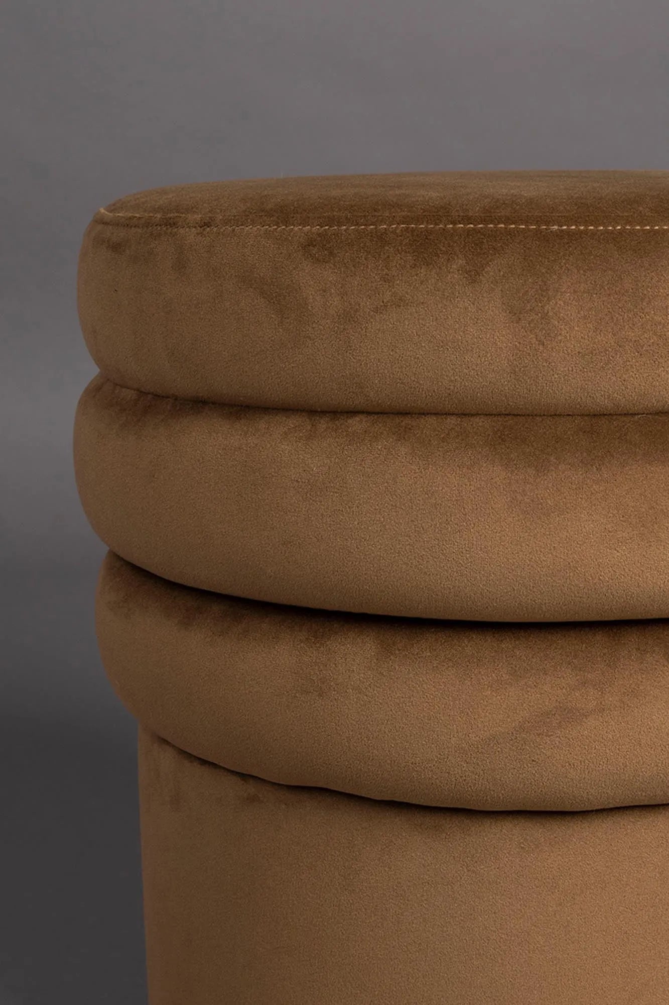 Dutchbone Hocker Aditi: Zeitloses Design trifft auf vielseitige Funktion.