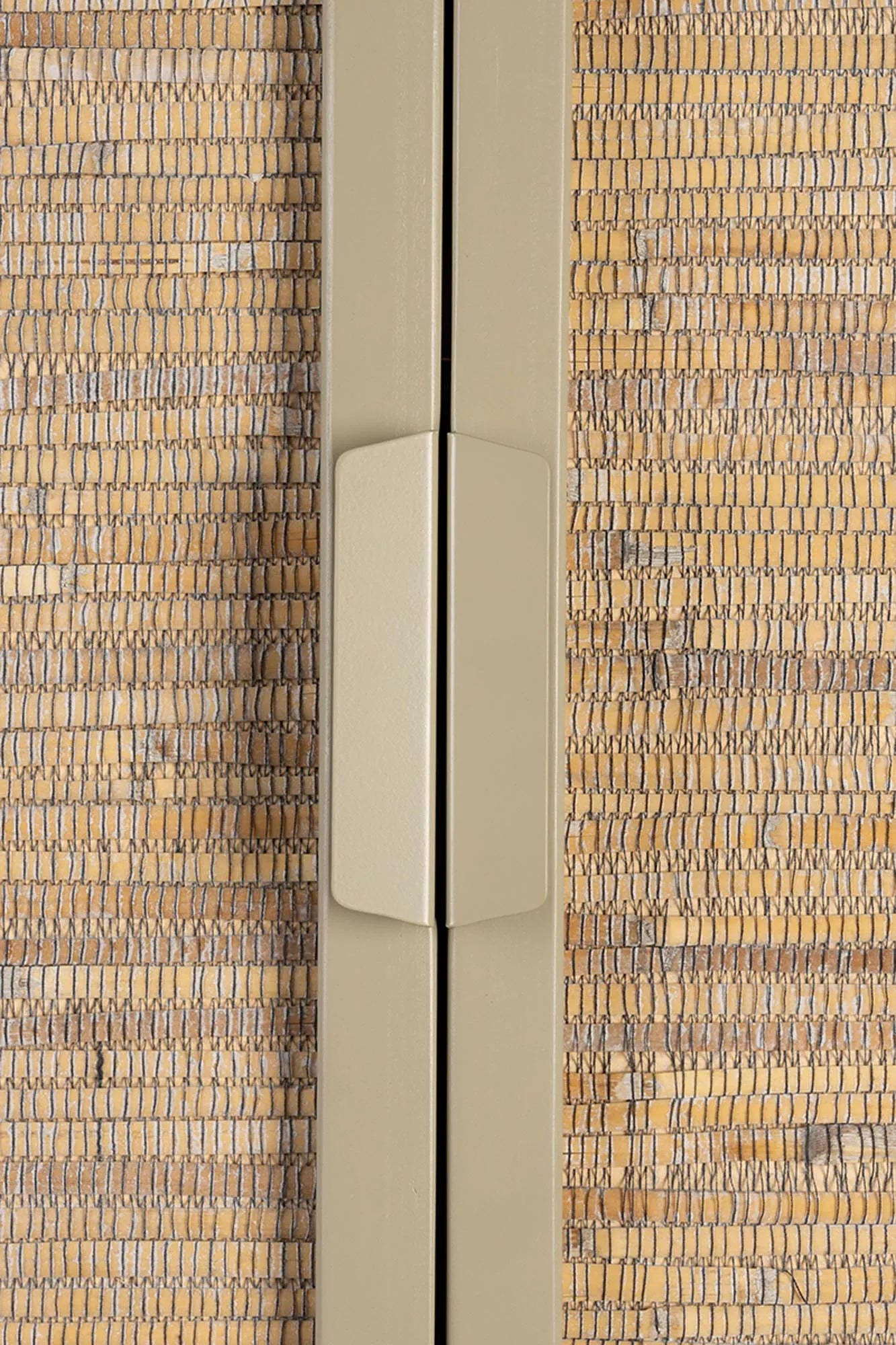 Schrank Yasu von Dutchbone: Modernes Design trifft auf praktischen Stauraum.