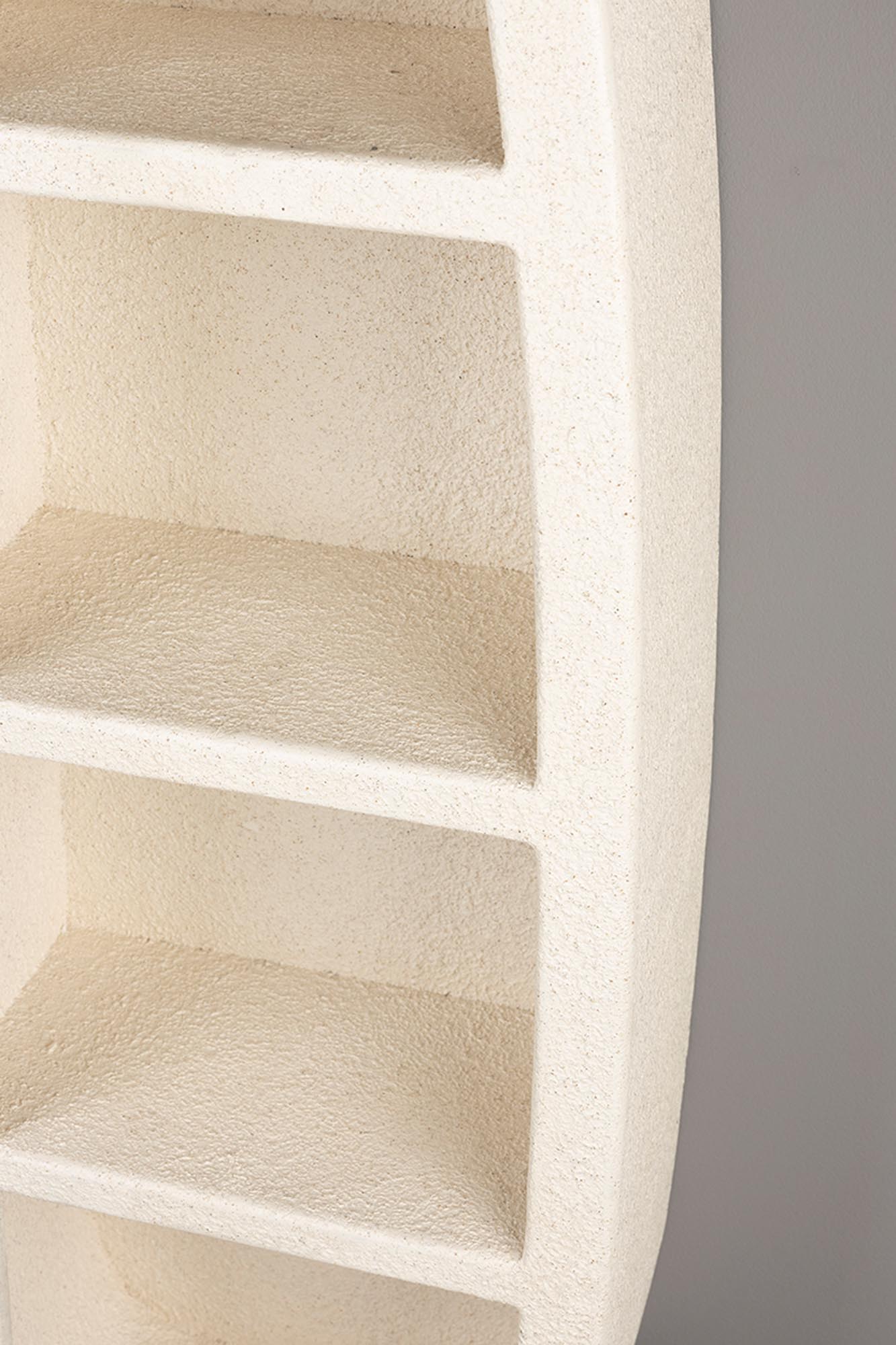 Stilvolles Wandregal Veda von Dutchbone mit 3 Regalböden aus recyceltem Marmor. Perfekt für platzsparende Aufbewahrung in jedem modernen Zuhause.