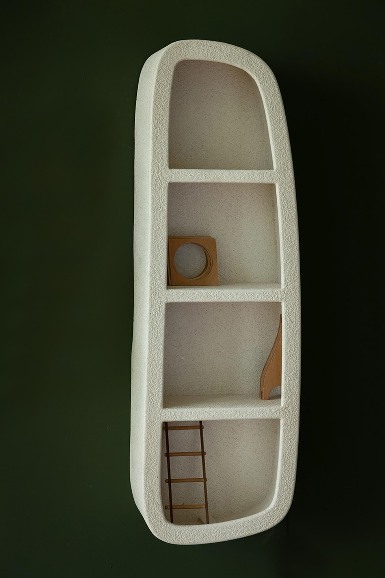 Elegantes Wandregal mit 3 Marmorregalen, ideal für Bücher und Deko. Nachhaltig und platzsparend. Größe: 38x23x120cm.