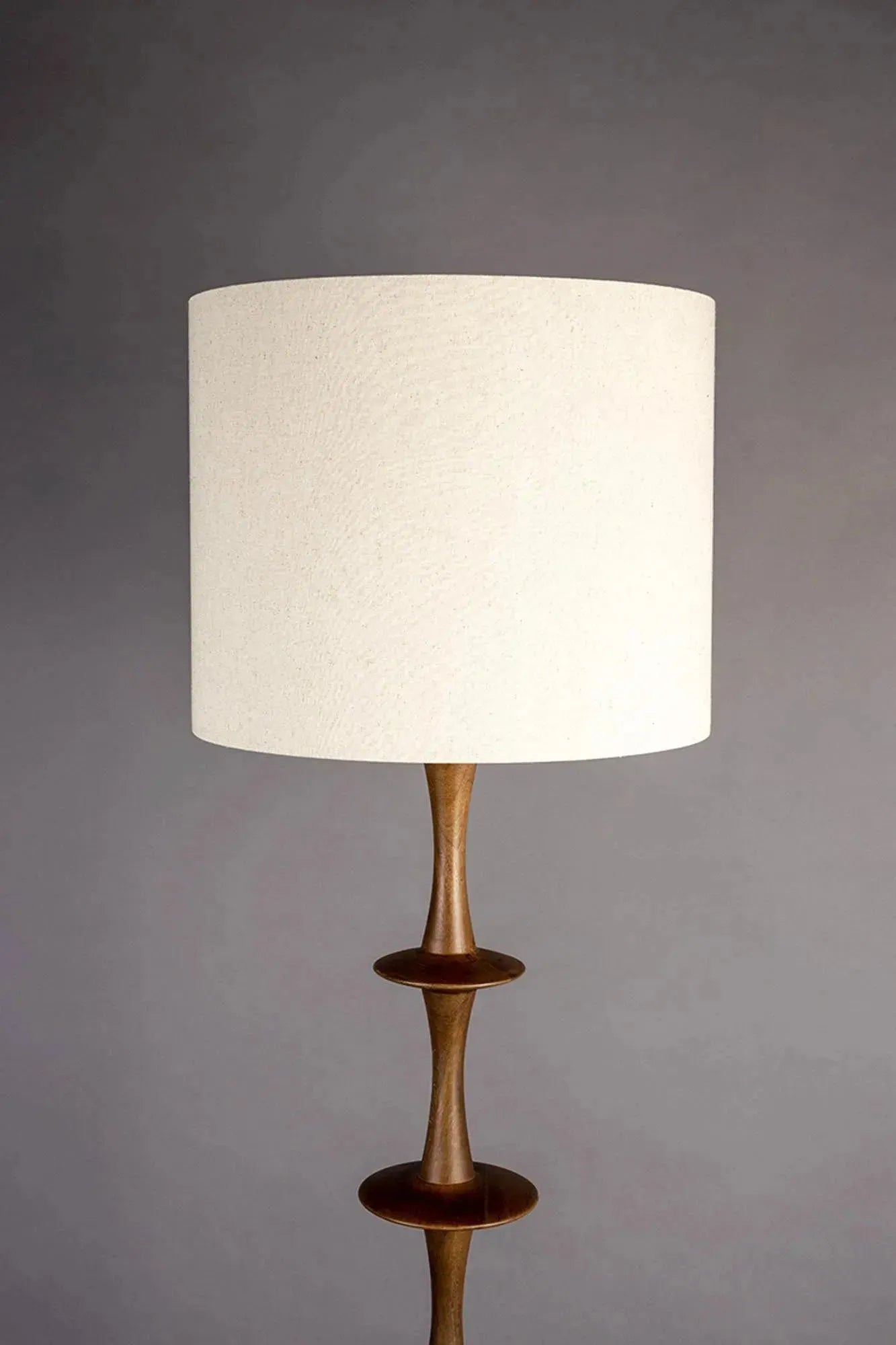 Die Stehleuchte Cath von Dutchbone: Elegantes Leinen, robustes Mangoholz, ideal für Wohnzimmer und Leseecken. Stilvoll und funktional.