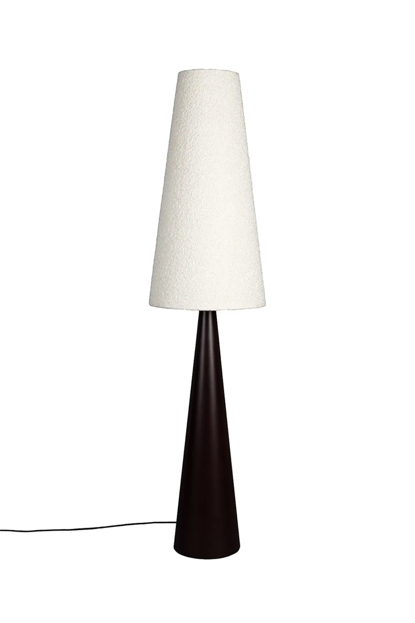 Die Miki Bouclé Stehlampe von Dutchbone vereint industrielle Eleganz mit modernem Bouclé-Stoff für eine warme, stilvolle Atmosphäre.