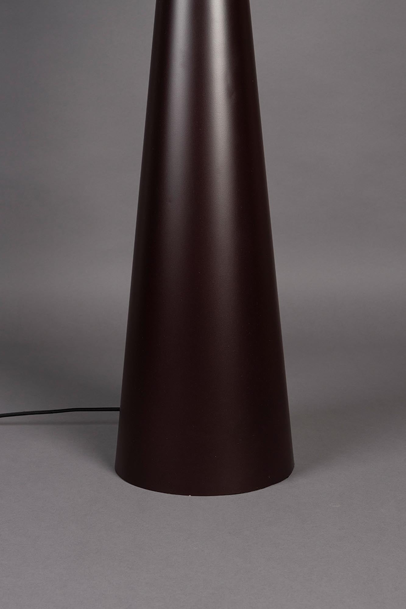 Die Miki Bouclé Stehlampe von Dutchbone kombiniert hochwertigen Bouclé-Stoff mit einem stabilen Eisensockel und schafft so ein stilvolles Ambiente.