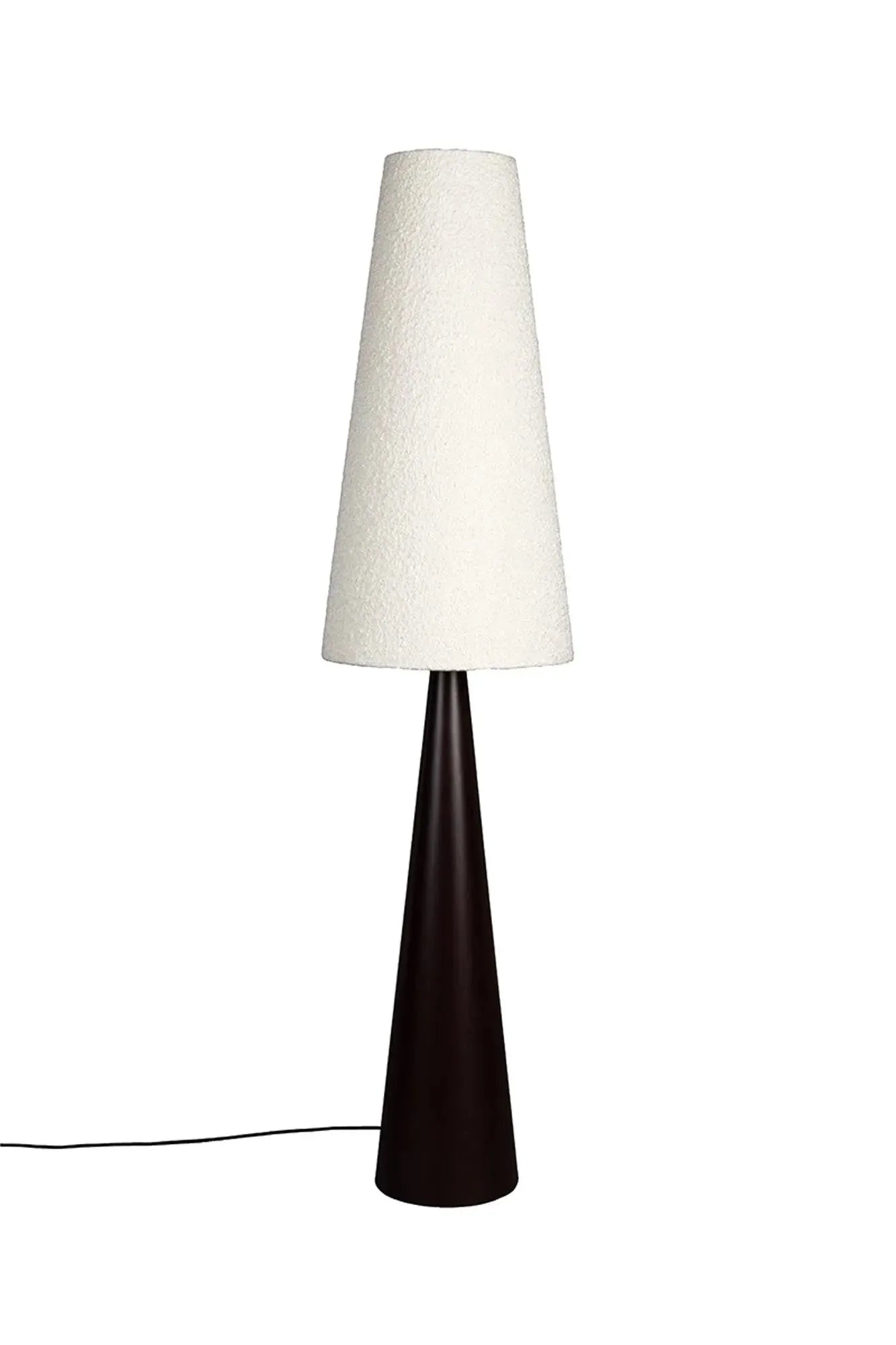 Die Miki Bouclé Stehlampe von Dutchbone vereint industrielle Eleganz mit modernem Bouclé-Stoff für eine warme, stilvolle Atmosphäre.