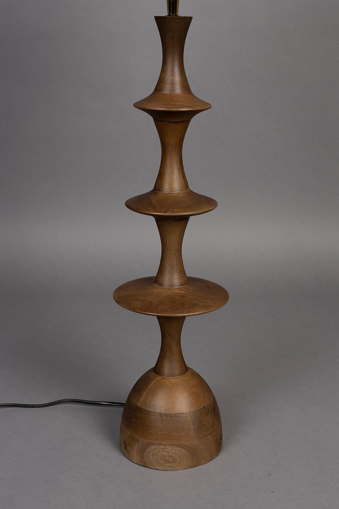Entdecke die Tischleuchte Cath von Dutchbone: Robuster Mangoholzfuss, eleganter Leinenschirm, ideal für stilvolle Akzente in jedem Raum.