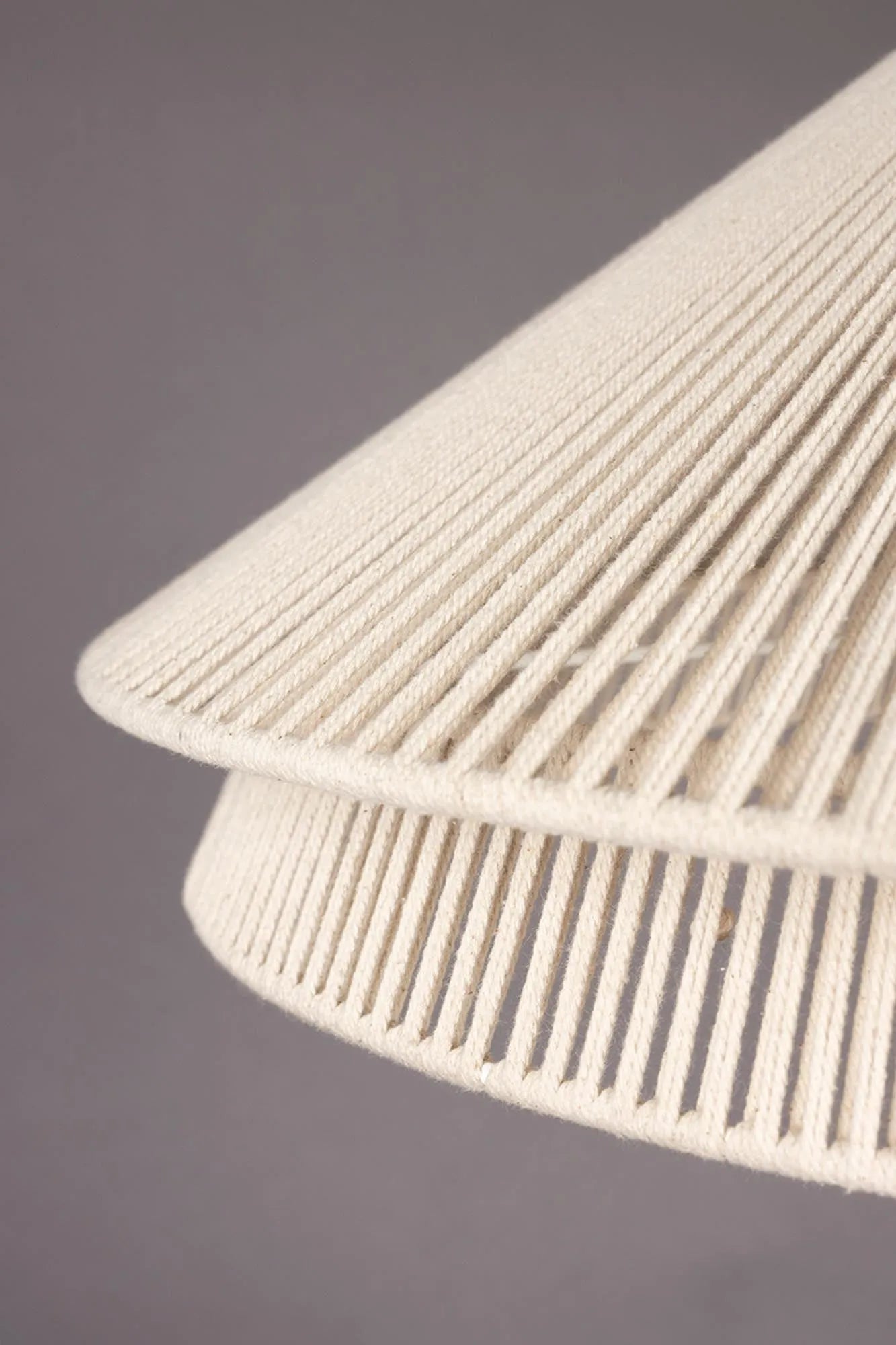 Tischleuchte Elon von Dutchbone: Retro-Design trifft auf Funktionalität.