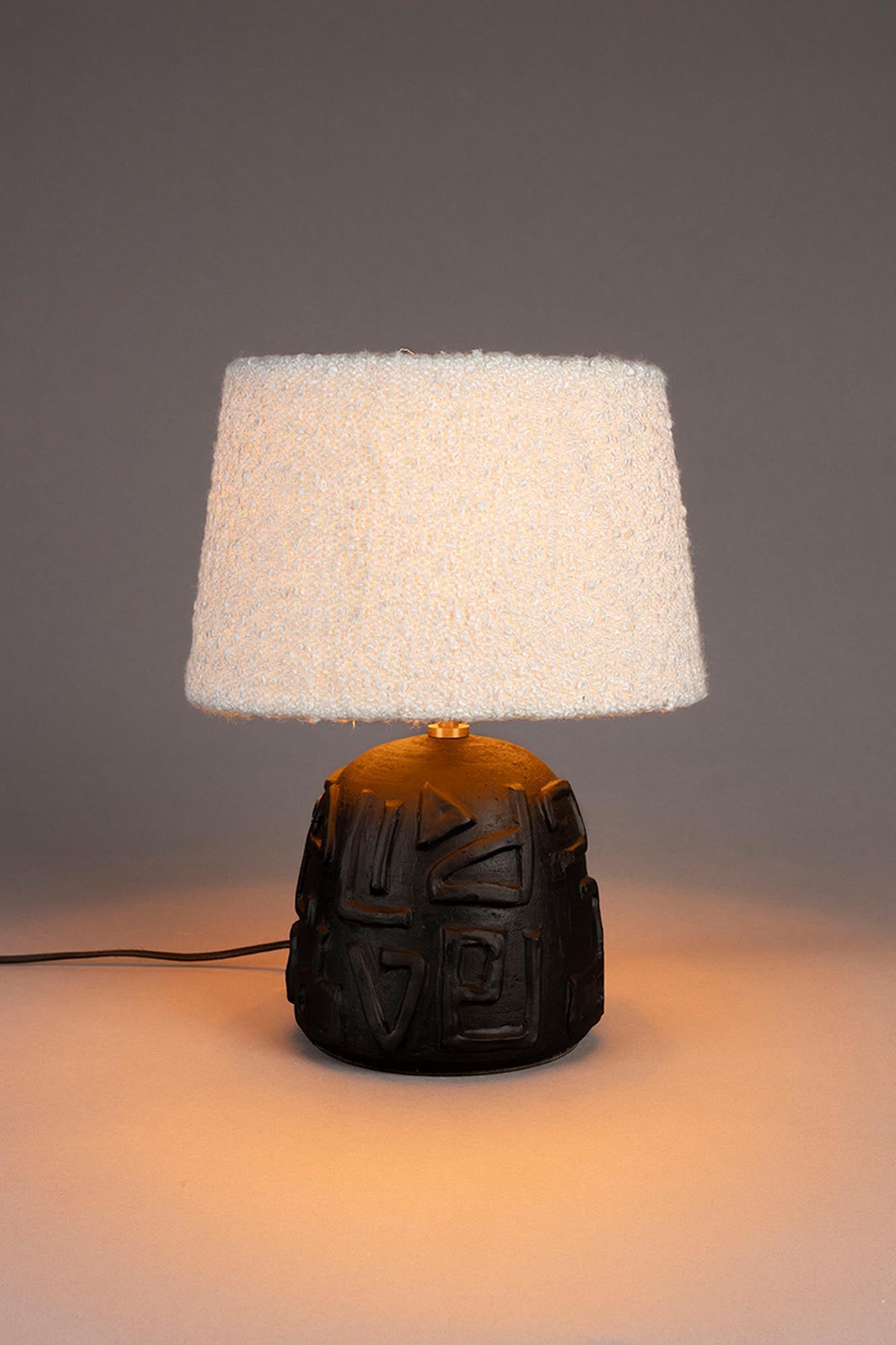 Stilvolle Tischleuchte Renzo mit Bouclé und Terrakotta-Design.
