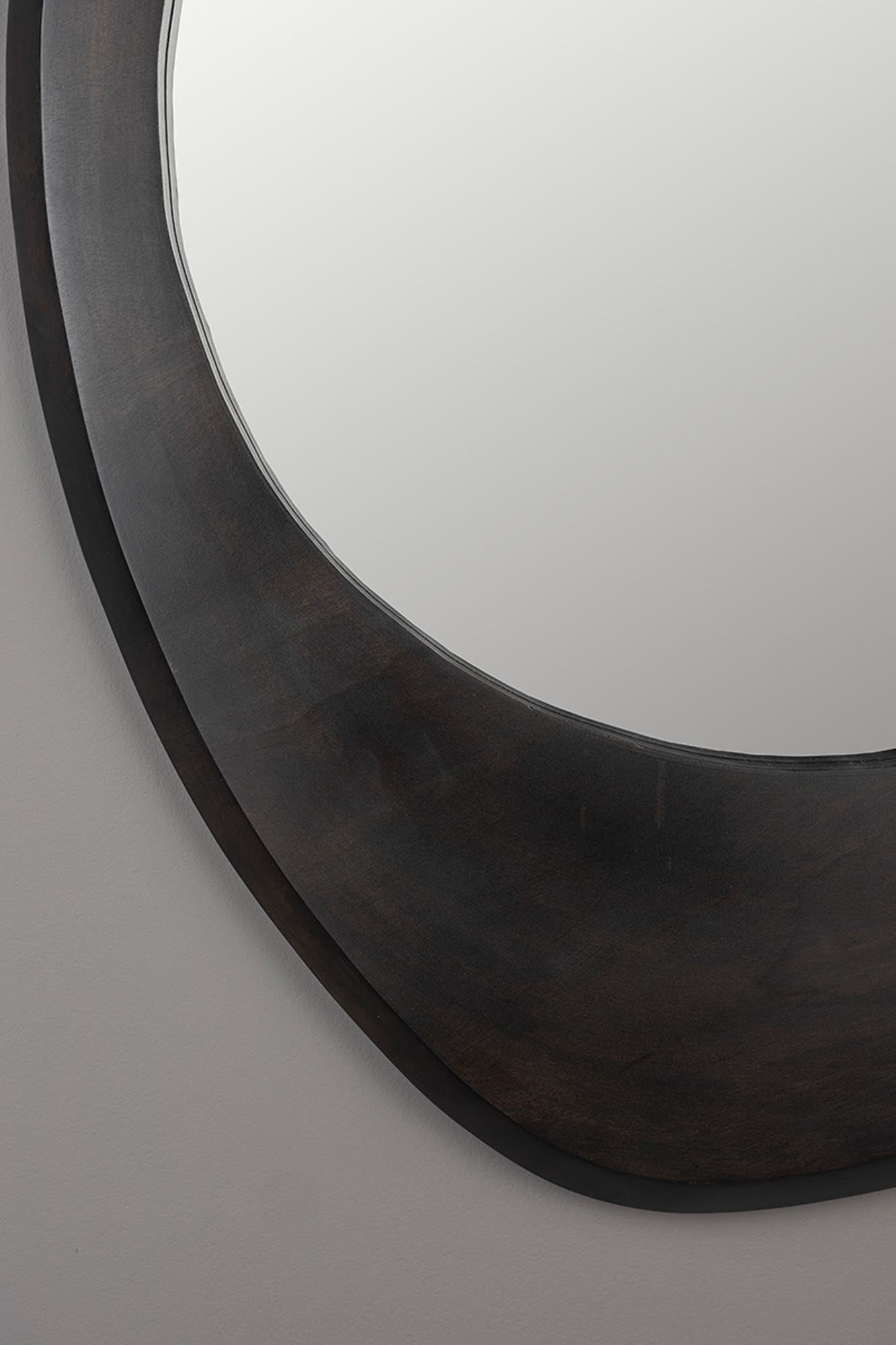 Entdecken Sie den Aren Wood Spiegel von Dutchbone – ein stilvolles Mangoholz-Design, das Wärme und Eleganz in Ihr Zuhause bringt.
