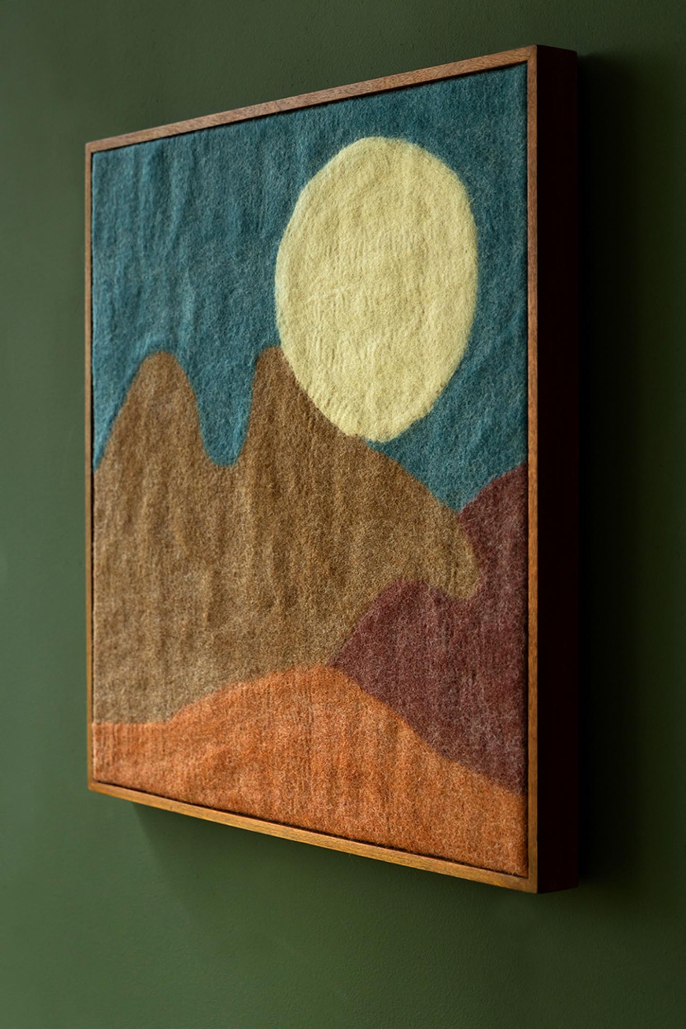 Chandra: Exquisite Wandkunst aus edlem Mangoholz und Wollfilz.