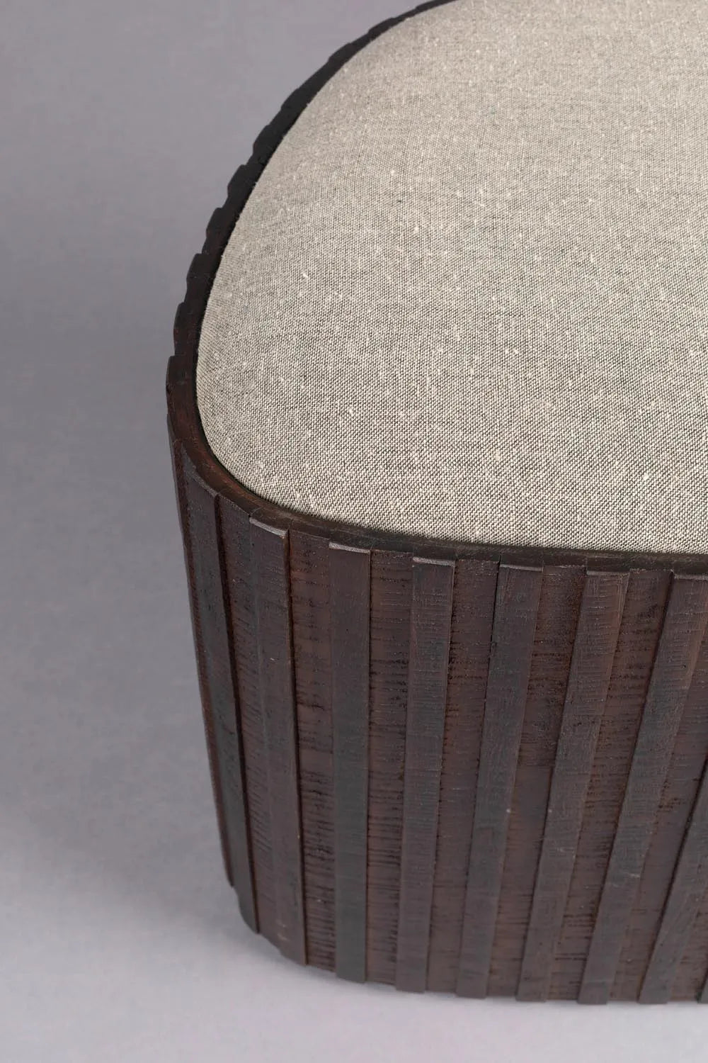 Eleganter Sitzpouf Bay Low: Stil und Stauraum in einem Möbelstück.