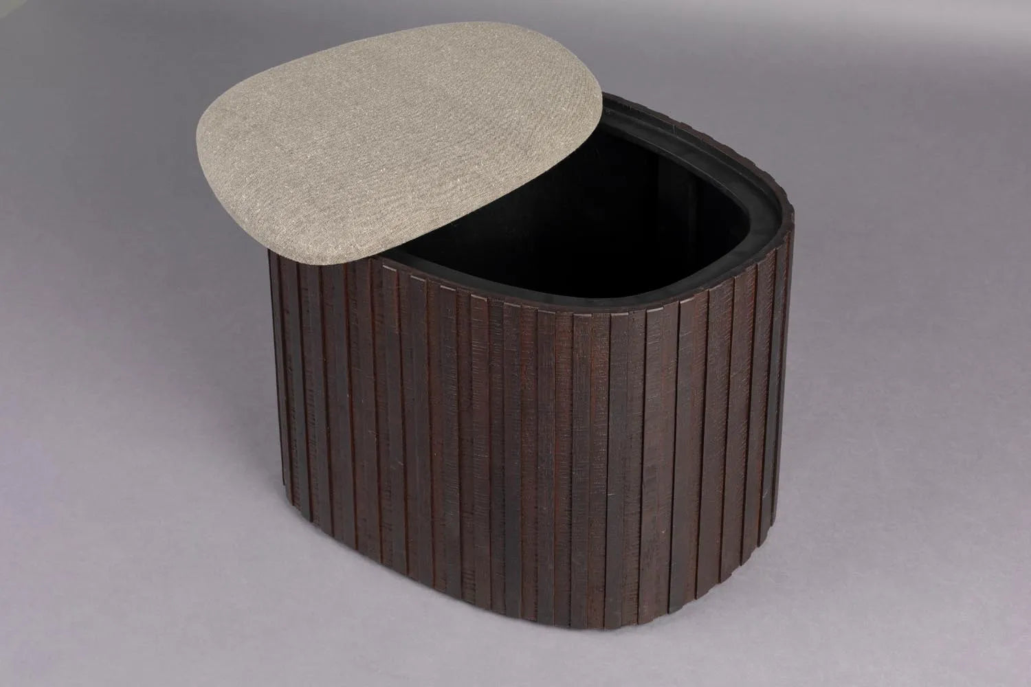 Vielseitiger Sitzpouf Bay Low: Komfort und Stauraum vereint.