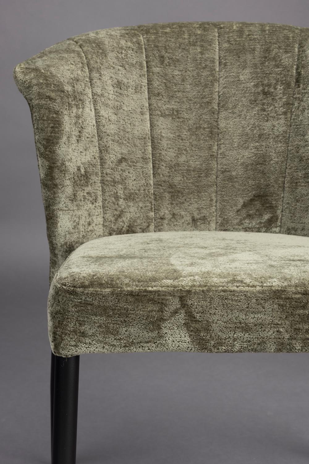 Der Stuhl Georgia in Grün von Dutchbone vereint stilvolles Design und hohen Sitzkomfort. Ideal für jedes Zuhause, praktisch stapelbar und langlebig.