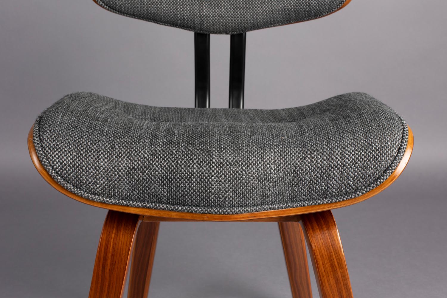 Erleben Sie den eleganten Dutchbone Blackwood Grey Stuhl: Hochwertiges Bugholz, gepolsterter Sitz und modernes Design für Ihr Zuhause.