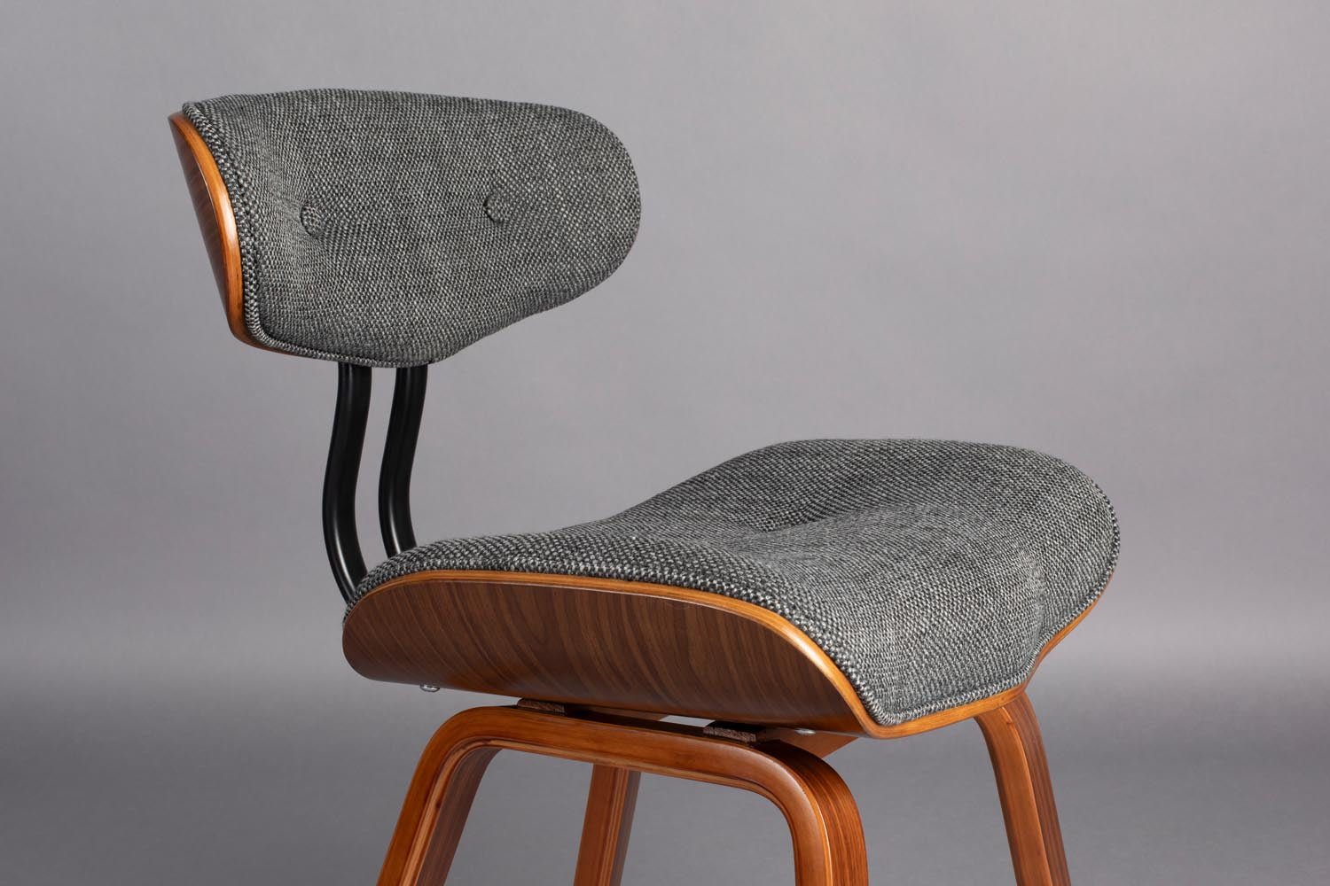 Entdecken Sie den stilvollen Dutchbone Blackwood Grey Stuhl: Robustes Bugholz, bequeme Polsterung und zeitloses Design für jeden Raum.