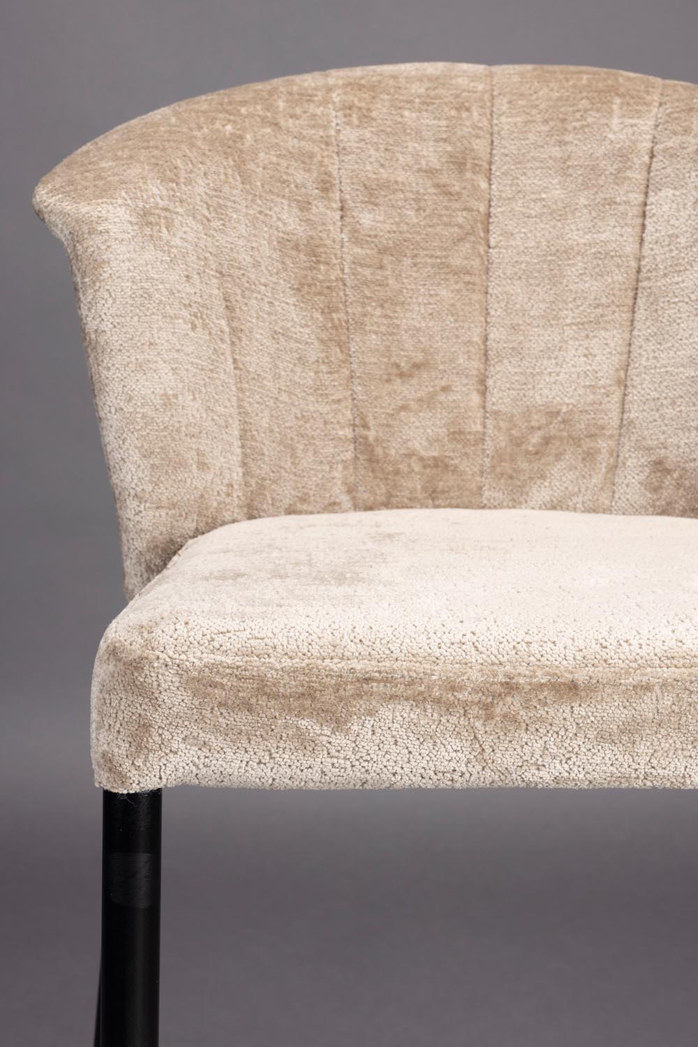 Der stilvolle Barhocker Georgia Beige von Dutchbone vereint luxuriöse Samtpolsterung mit einem charmanten Vintage-Look und schlanken Metallbeinen.