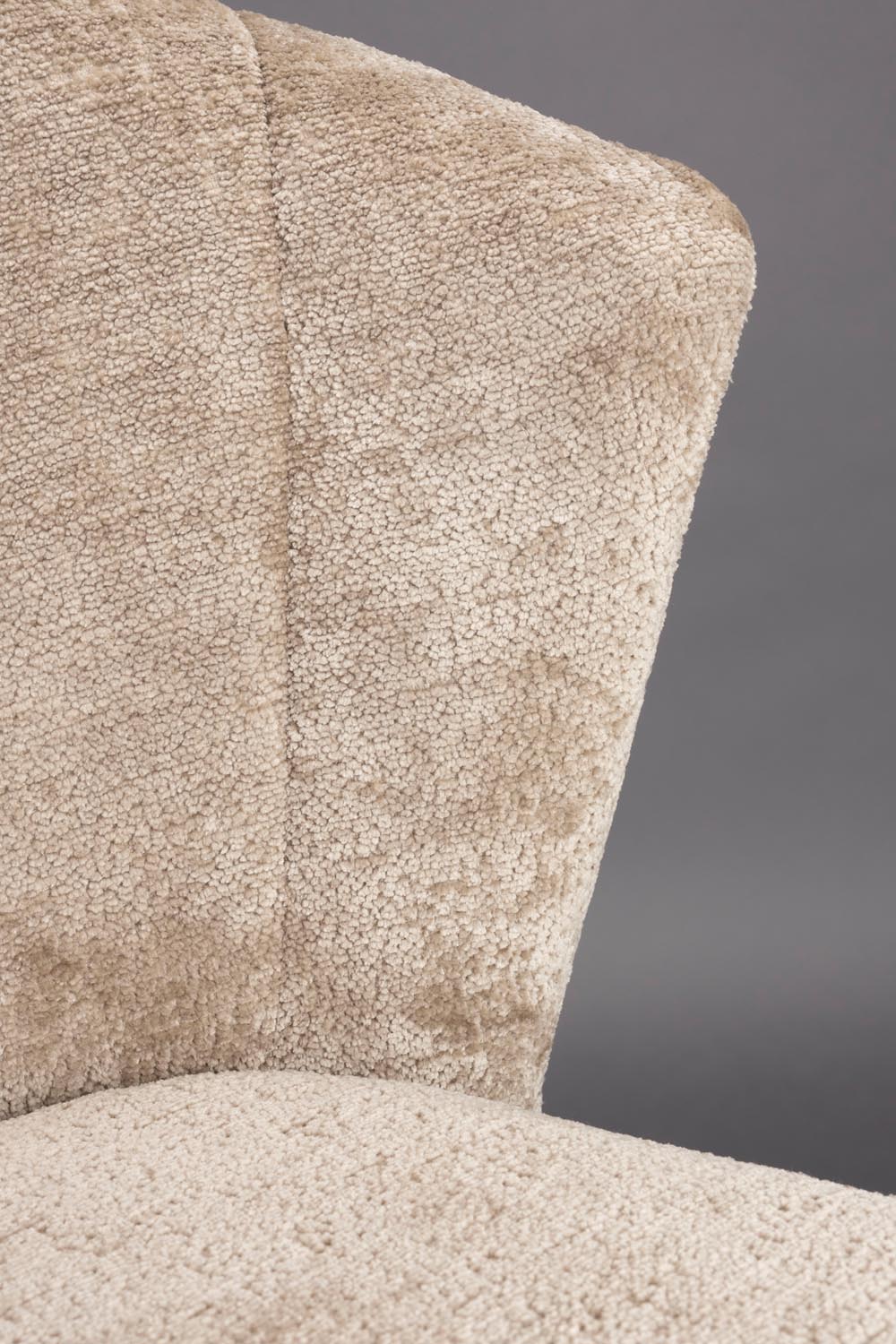 Der Barhocker Georgia Beige von Dutchbone vereint stilvollen Luxus und praktische Funktionalität. Mit seiner eleganten Samtpolsterung und den schlanken Metallbeinen ist er der perfekte Akzent für jeden gemütlichen Raum.