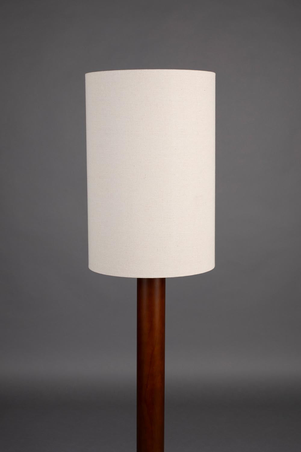 Stehlampe Jones: Elegantes Walnussholz trifft auf modernes Design.