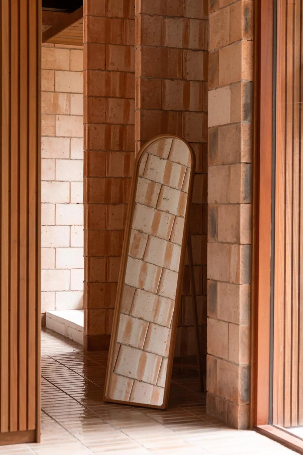 Spiegelständer Caroun: Modernes Design aus hochwertigem Bambus.