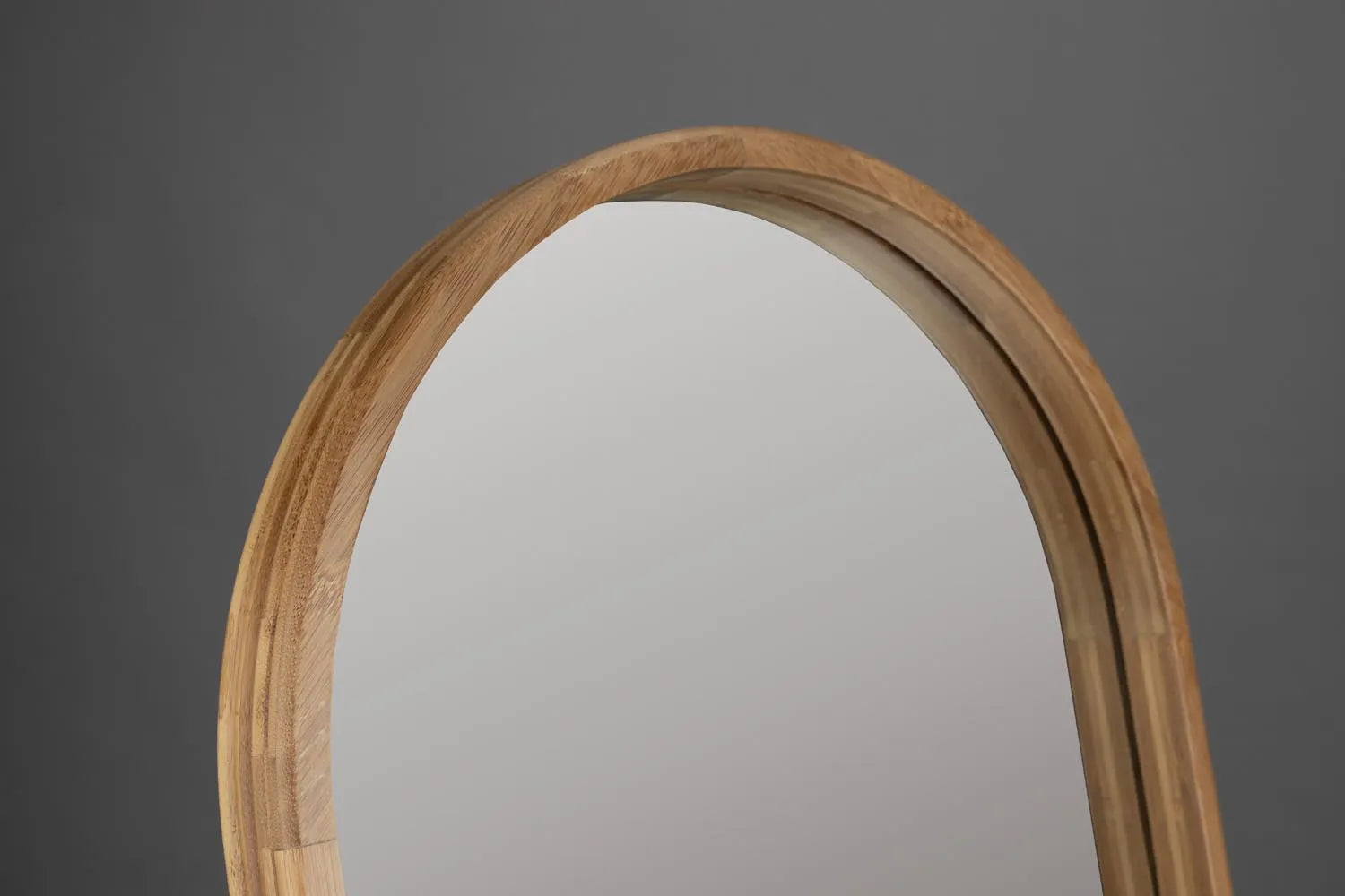Eleganter Caroun Spiegelständer aus edlem Bambus von Dutchbone.