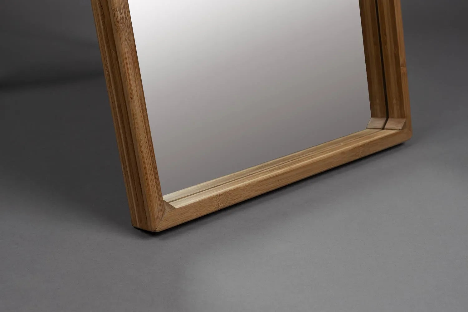 Eleganter Spiegelständer aus Bambus für modernes Wohndesign.