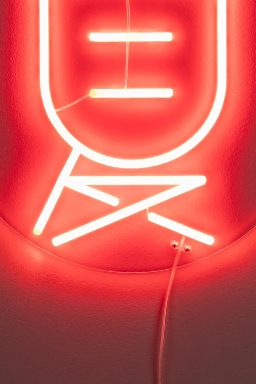 Dutchbone Sya Summer: Neonlicht für trendige Wohnraumgestaltung.