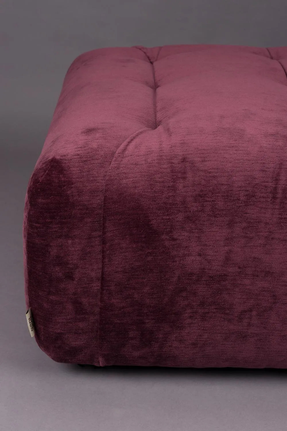 Eleganter Hocker Giada Plum von Dutchbone mit weichem Samtbezug.