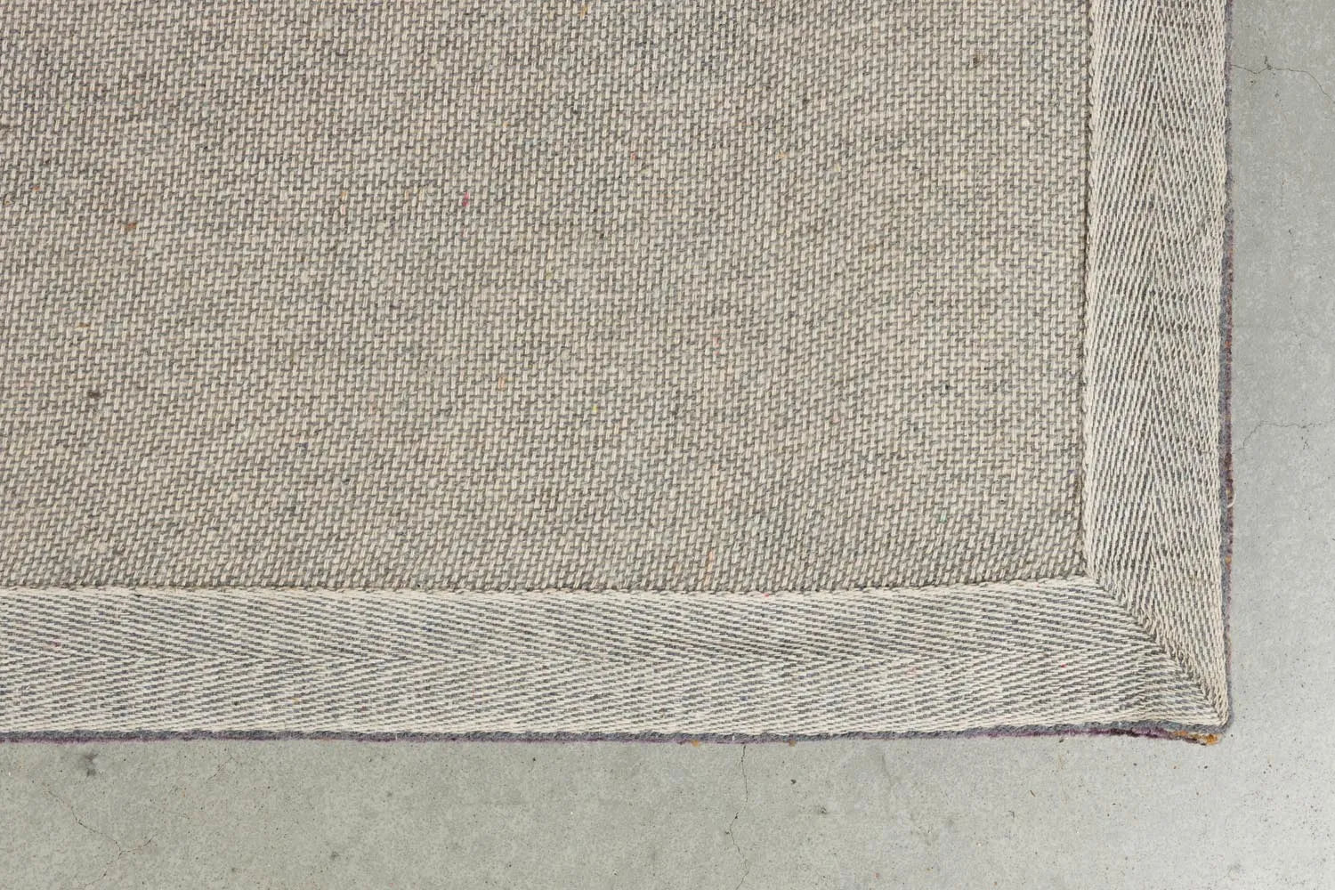 Teppich Bashmira: Retro-Charme in Erdtönen für gemütliche Wohnräume.