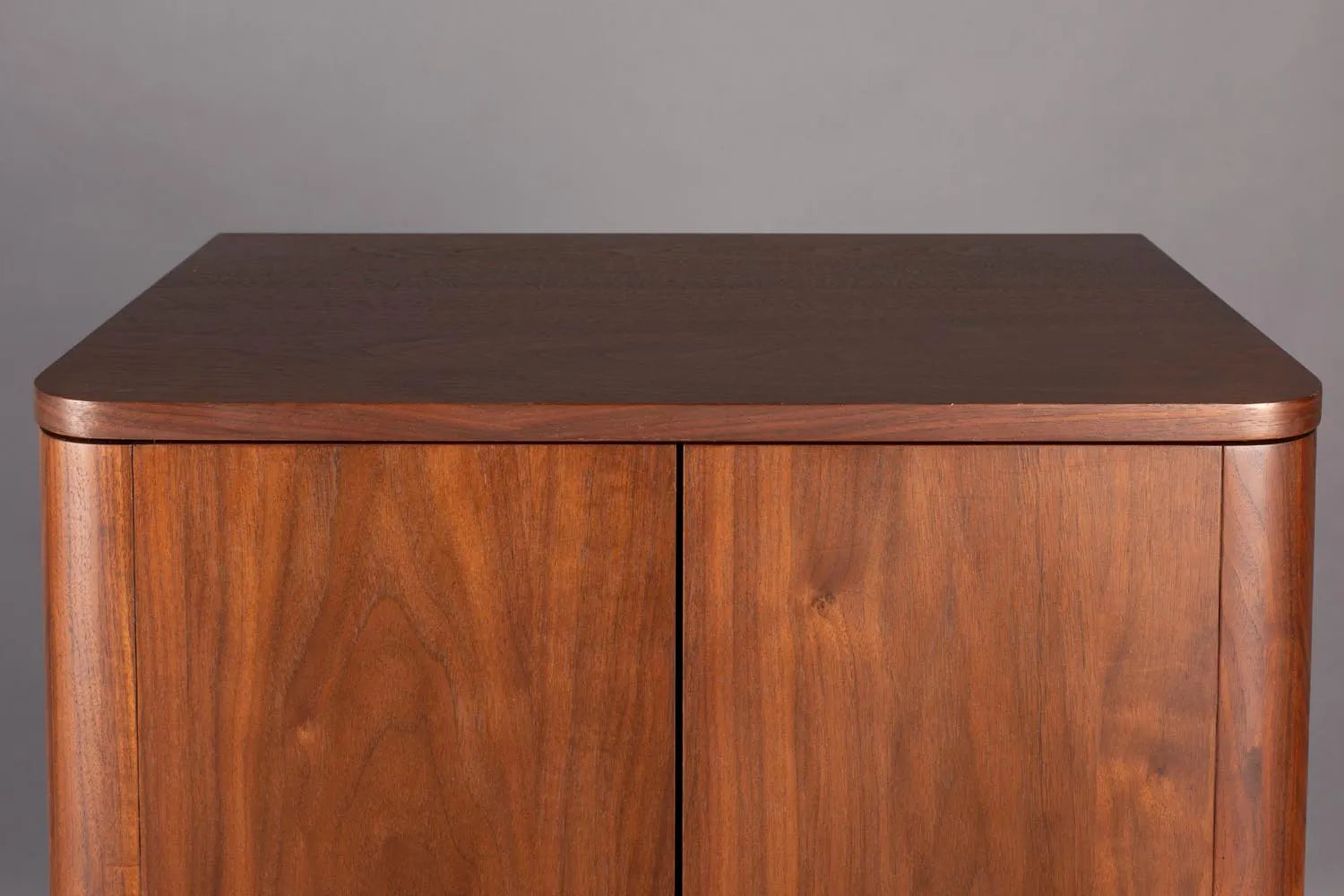Dutchbone Morrison Schrank: Walnussfurnier, vielseitiger Stauraum.