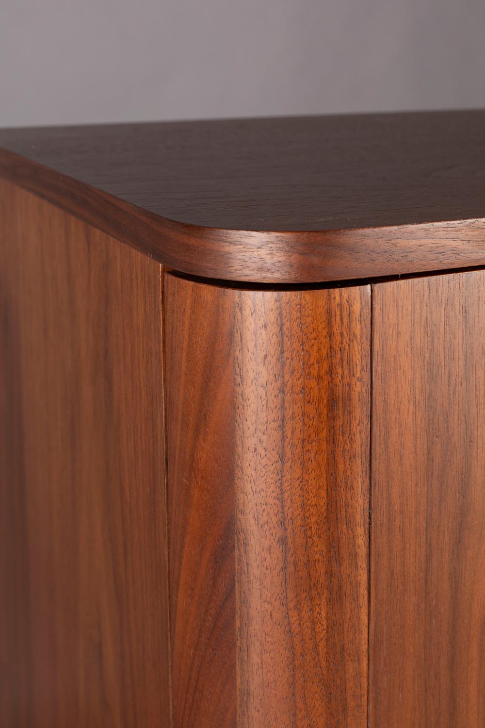 Eleganter Morrison Schrank: Walnussfurnier, optimaler Stauraum.