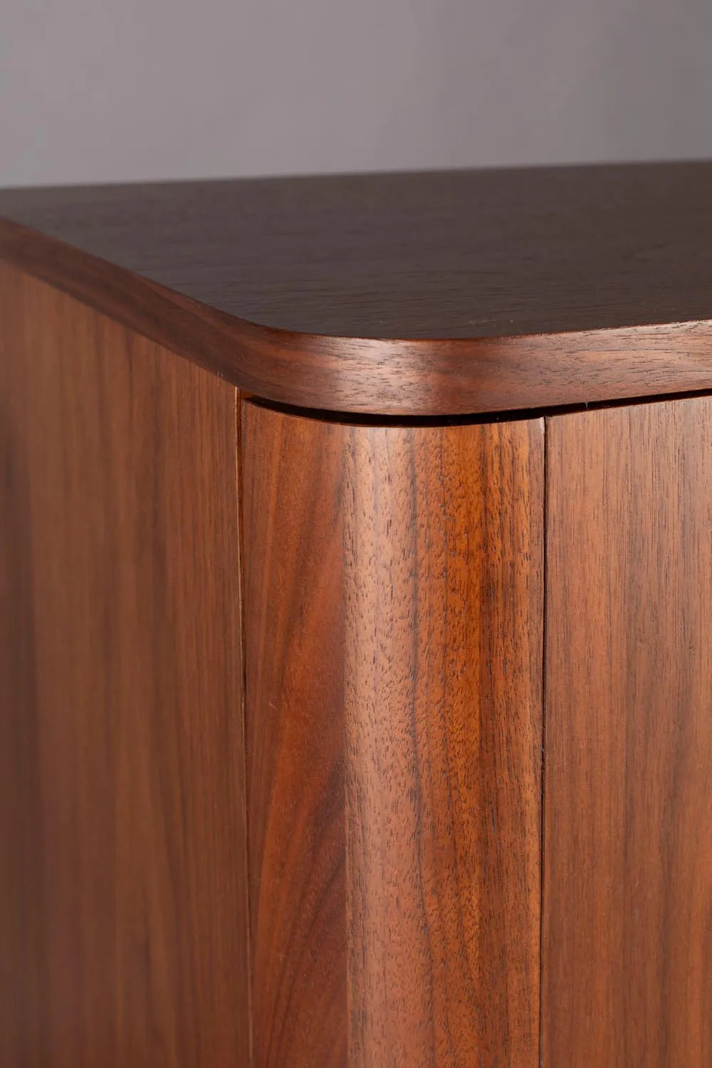 Eleganter Morrison Schrank: Walnussfurnier, optimaler Stauraum.