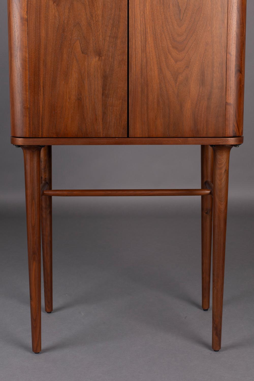 Dutchbone Morrison: Stilvoller Schrank mit Walnussfurnier und Stauraum.